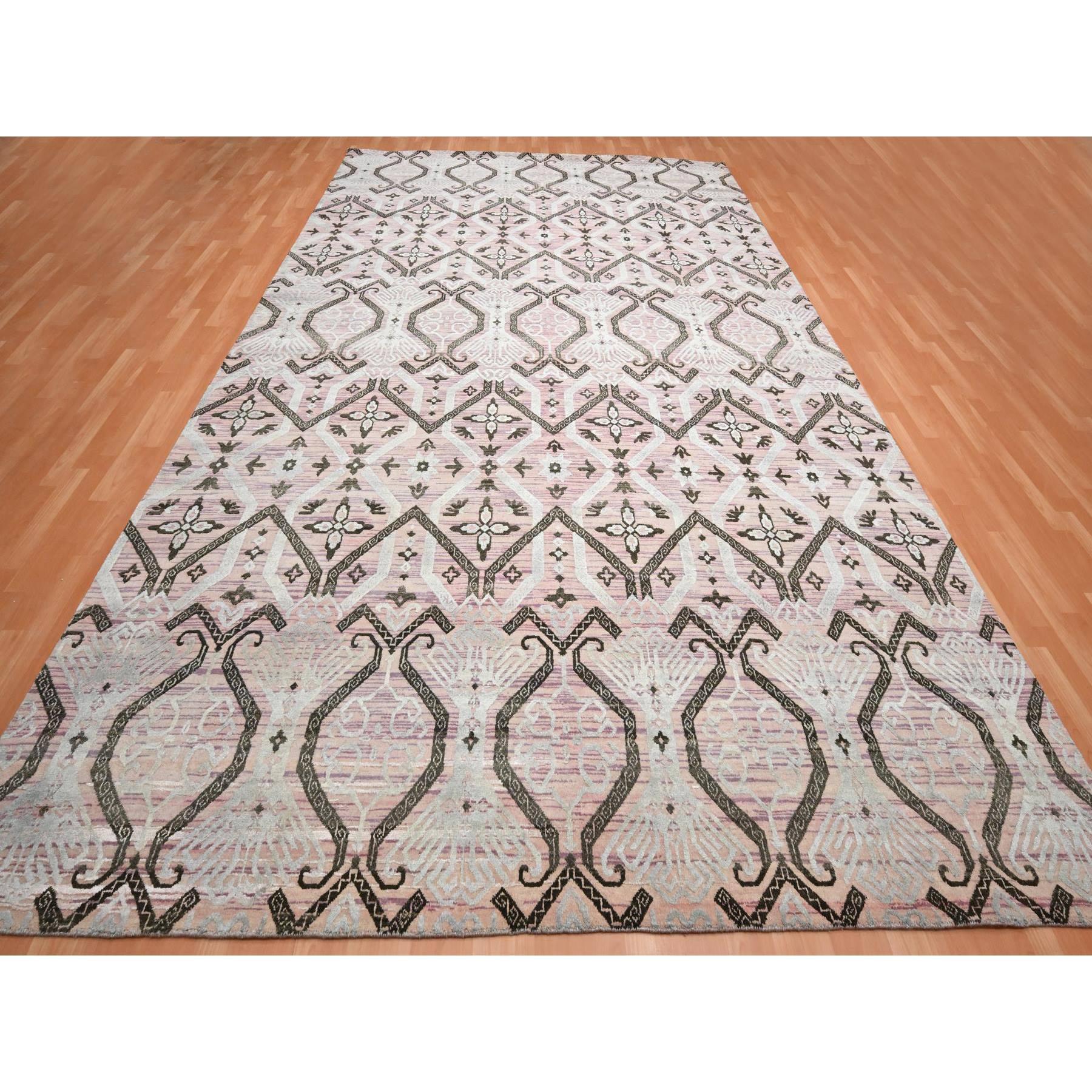 Rose Pink, Ikat-Design mit geometrischem Muster, Wolle und Seide, handgeknüpft, Orientteppich
Primäre MATERIALIEN: Wolle & Seide
Latex: Kein Flor 
Höhe: 0,25 Zoll
Stil: Traditionell
Grundfarbe: Lila
Sekundärfarben: Elfenbein,