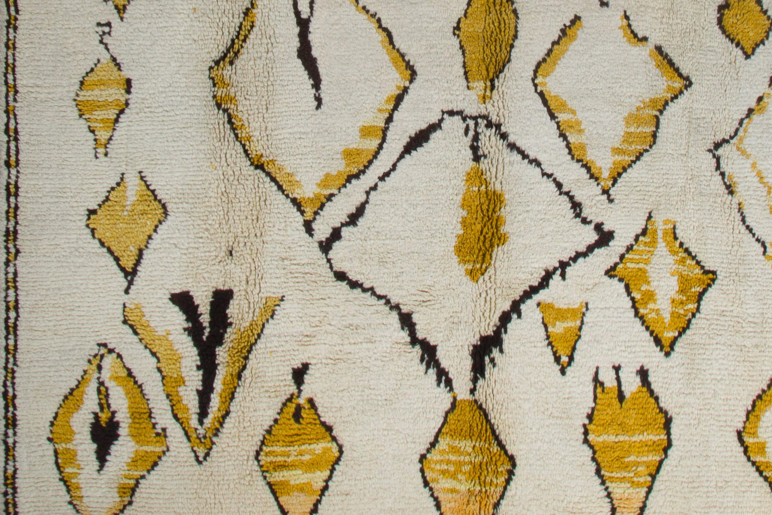 Moderne Tapis marocain Tulu noué à la main en ivoire, marron foncé et jaune moutarde. 100 % laine en vente