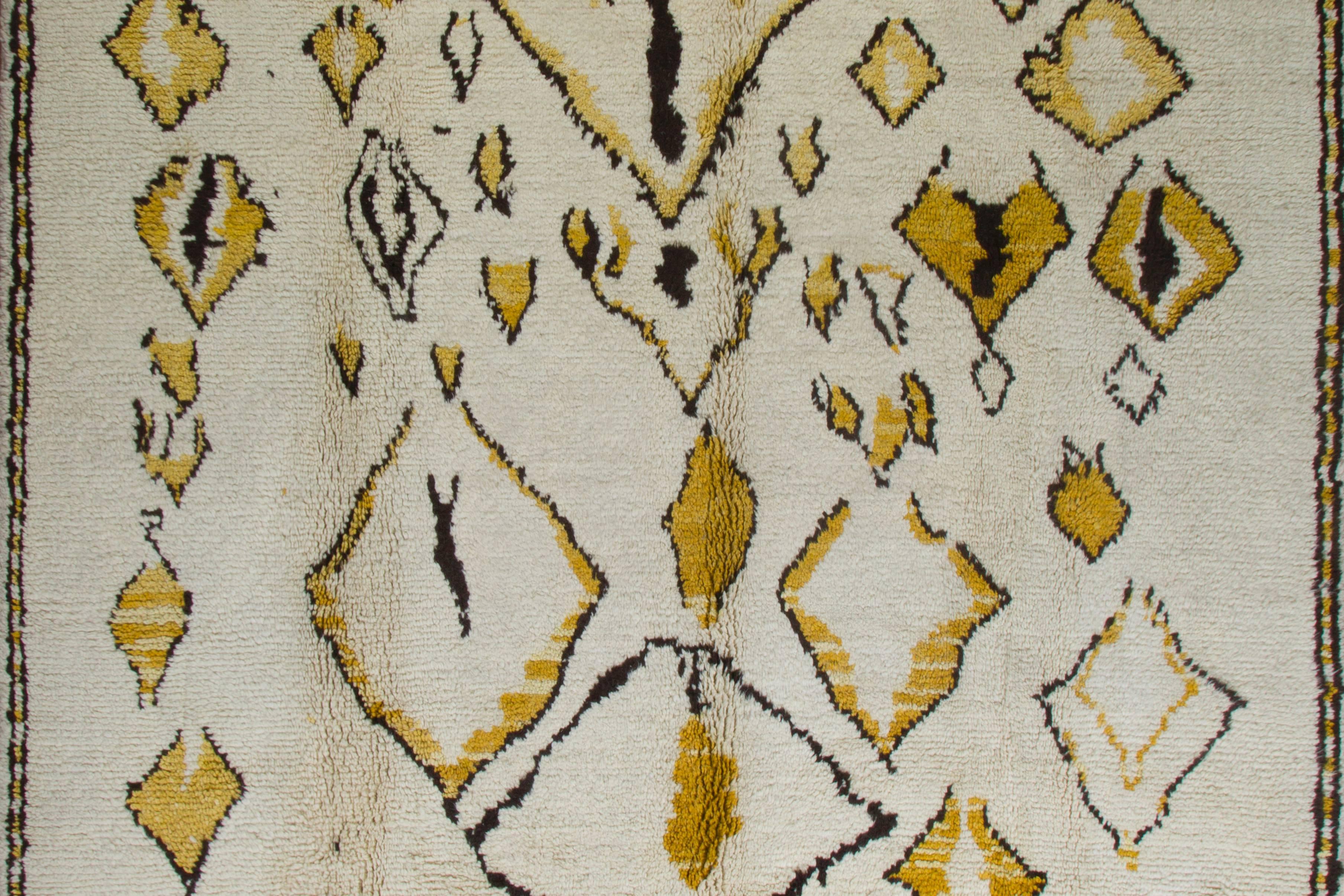 Marocain Tapis marocain Tulu noué à la main en ivoire, marron foncé et jaune moutarde. 100 % laine en vente