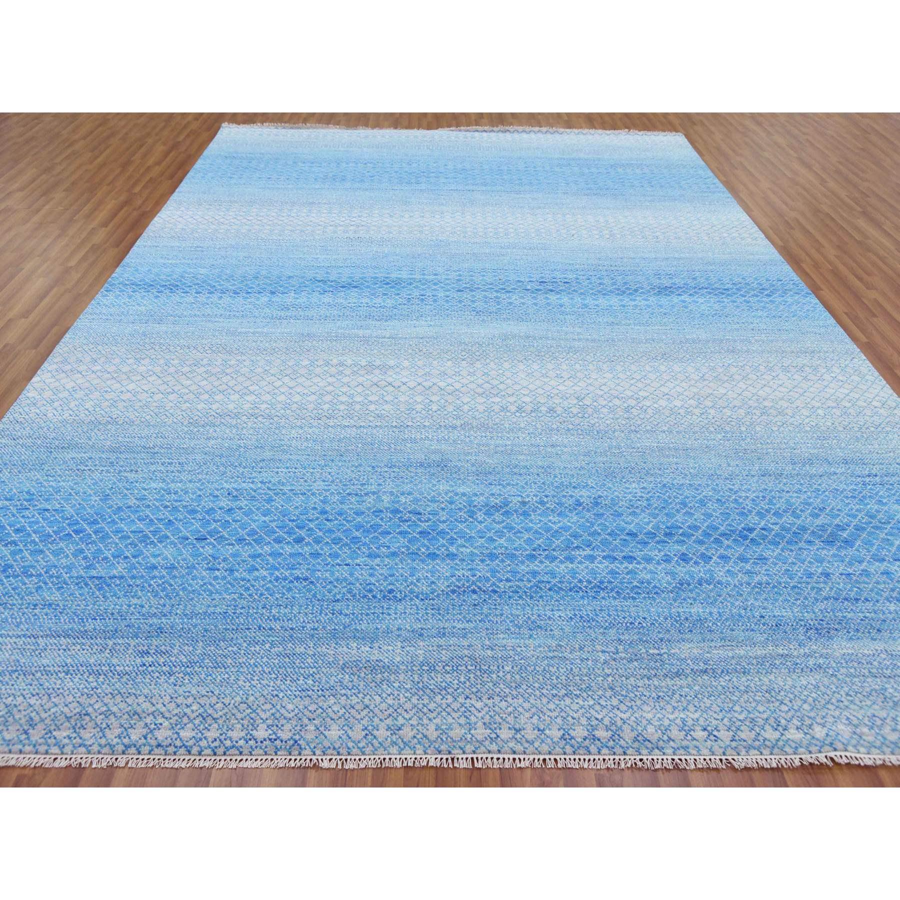 Il s'agit d'un véritable tapis d'Orient bleu clair, en pure laine, noué à la main, de la collection moderne Chiaroscuro, épais et moelleux. Il a été noué pendant des mois et des mois selon des techniques de tissage séculaires par des artisans