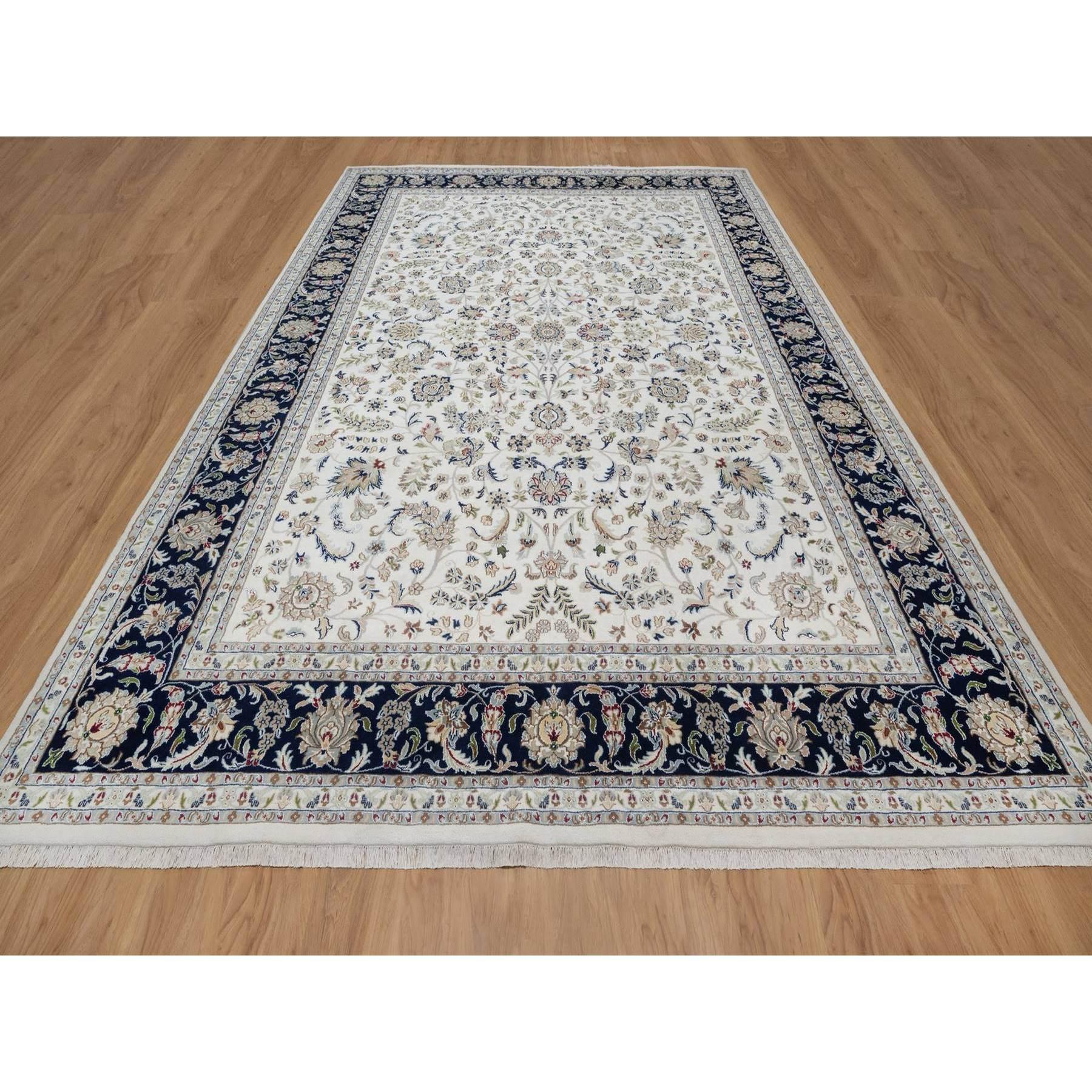 Perlweiß, Handgeknüpft, Nain mit All-Over Blumenmuster, Weicher Flor, 250 KPSI, Wolle und Seide, Orientteppich
Primäre MATERIALIEN: Wolle & Seide
Latex: Kein Flor 
Höhe: 0,25 Zoll
Stil: Traditionell
Grundfarbe: Elfenbein
Sekundäre Farben: Grün,