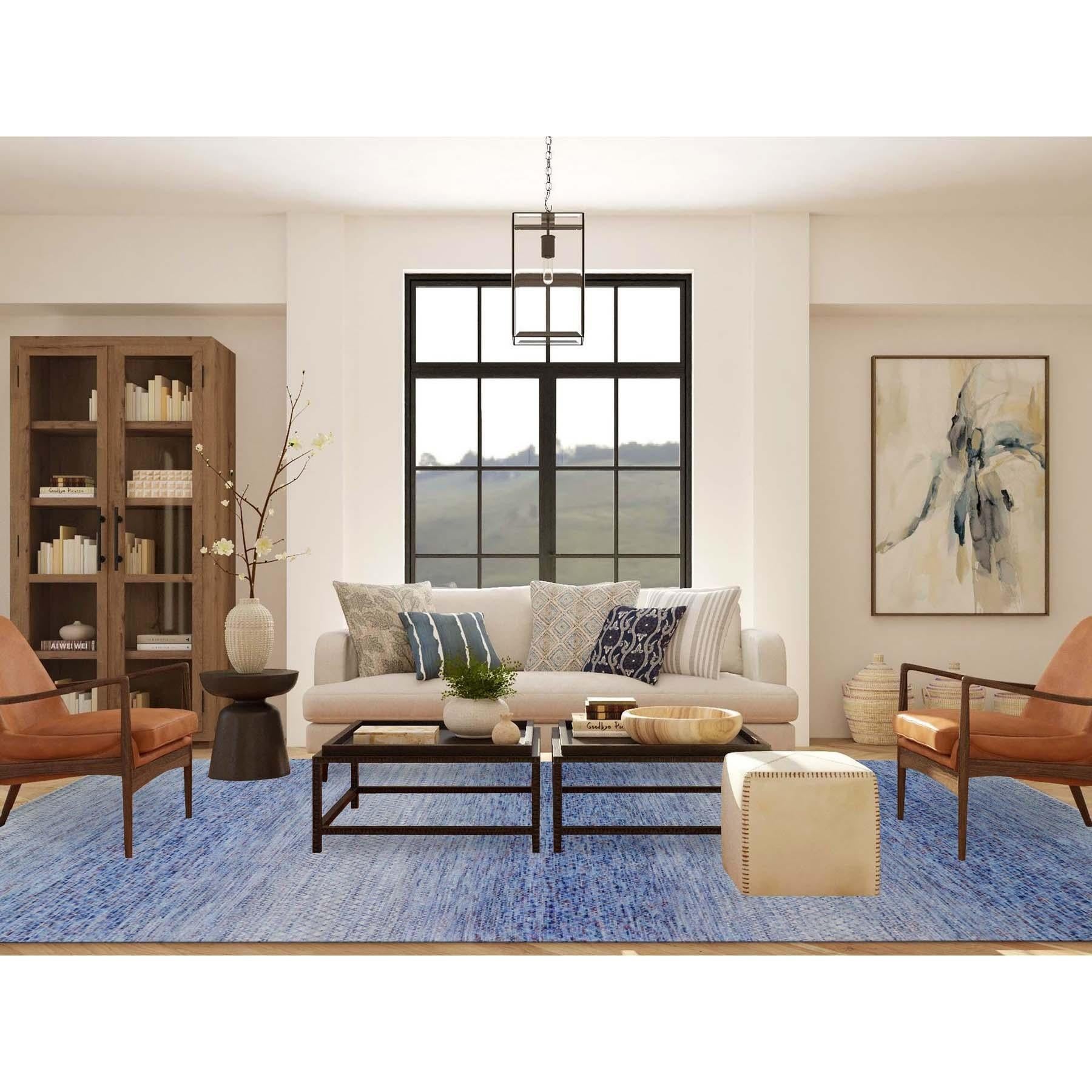 Il s'agit d'un véritable tapis d'Orient bleu, épais et pelucheux, en pure laine, noué à la main, de la collection moderne Chiaroscuro. Il a été noué pendant des mois et des mois selon des techniques de tissage séculaires par des artisans