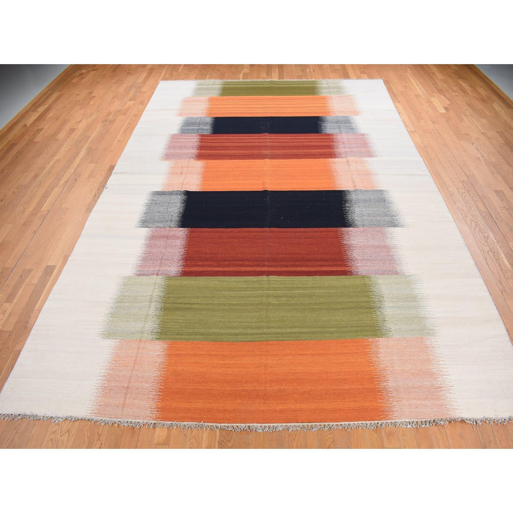 Elfenbein, 100% Wolle, Handgewebt, Flachgewebe Durie Kilim, Schillerndes Design, Orientteppich
Primäre MATERIALIEN: Wolle
Latex: Kein Flor 
Höhe: 0,25 Zoll
Stil: Traditionell
Grundfarbe: Elfenbein
Sekundäre Farben: Rot, Orange, Grün,