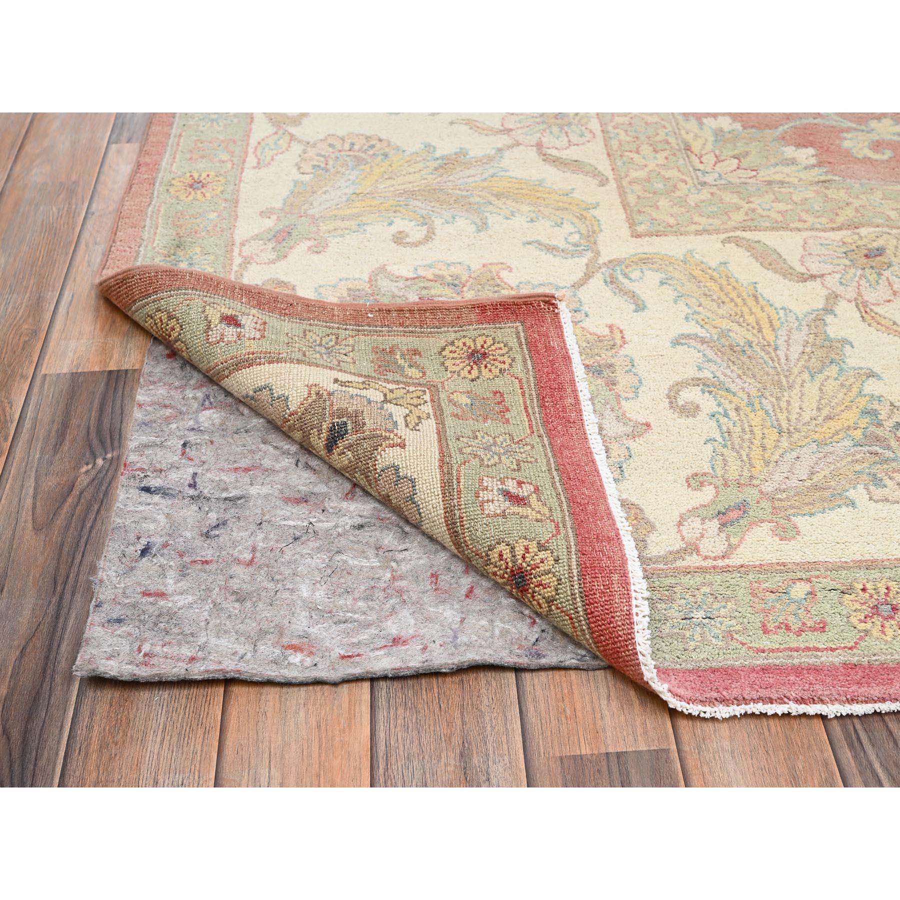 Tappeto rosa vintage Rajasthan lavato, pulito e morbido, annodato a mano, interamente in lana. In condizioni ottime in vendita a Carlstadt, NJ