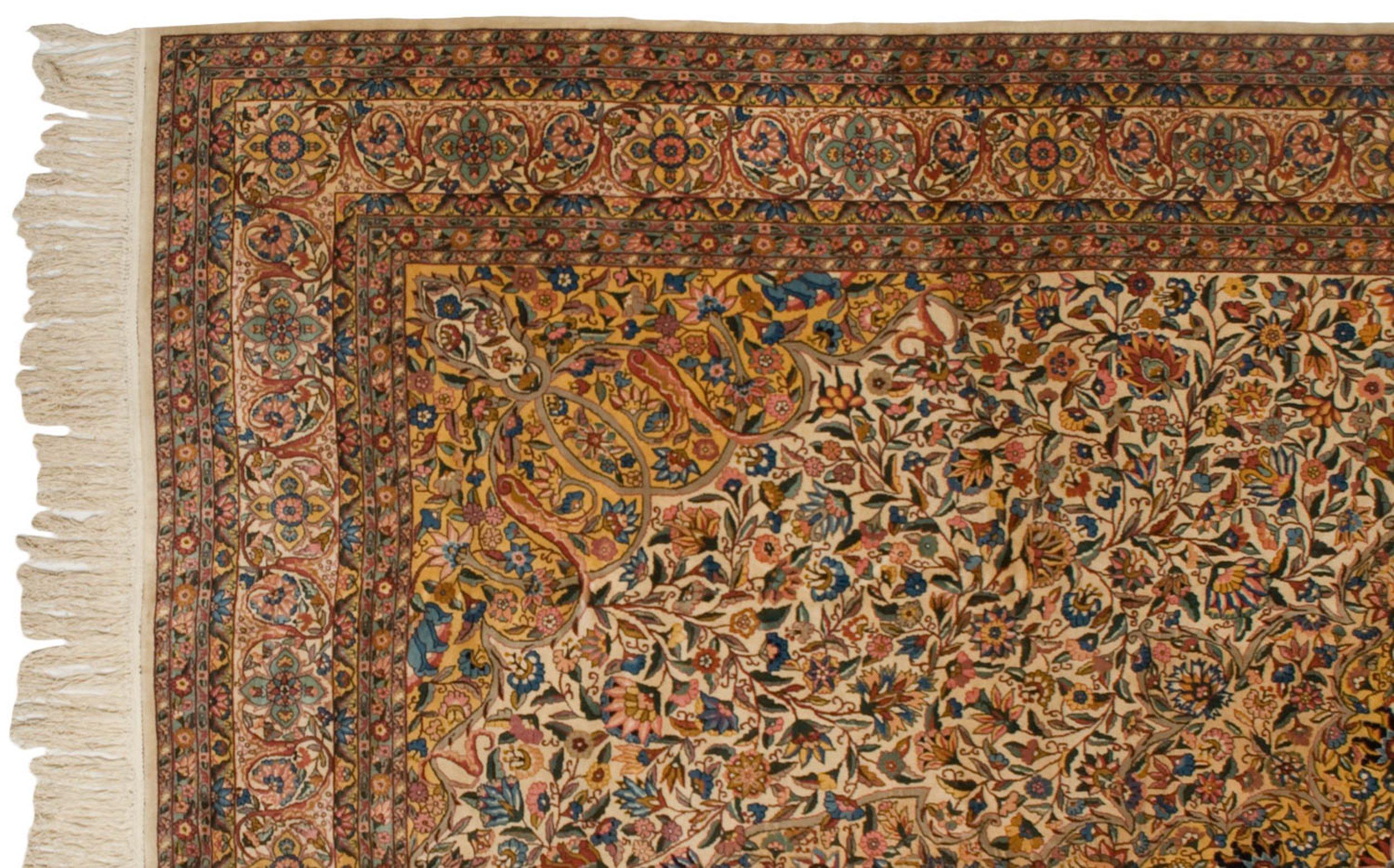 :: Elaborato medaglione centrale con contorno a forma di diamante, ornato alle due estremità da terminali a forma di scudo, su un campo spaziale positivo e neutro incredibilmente ben bilanciato, con sezioni floreali densamente ornate, boccioli,