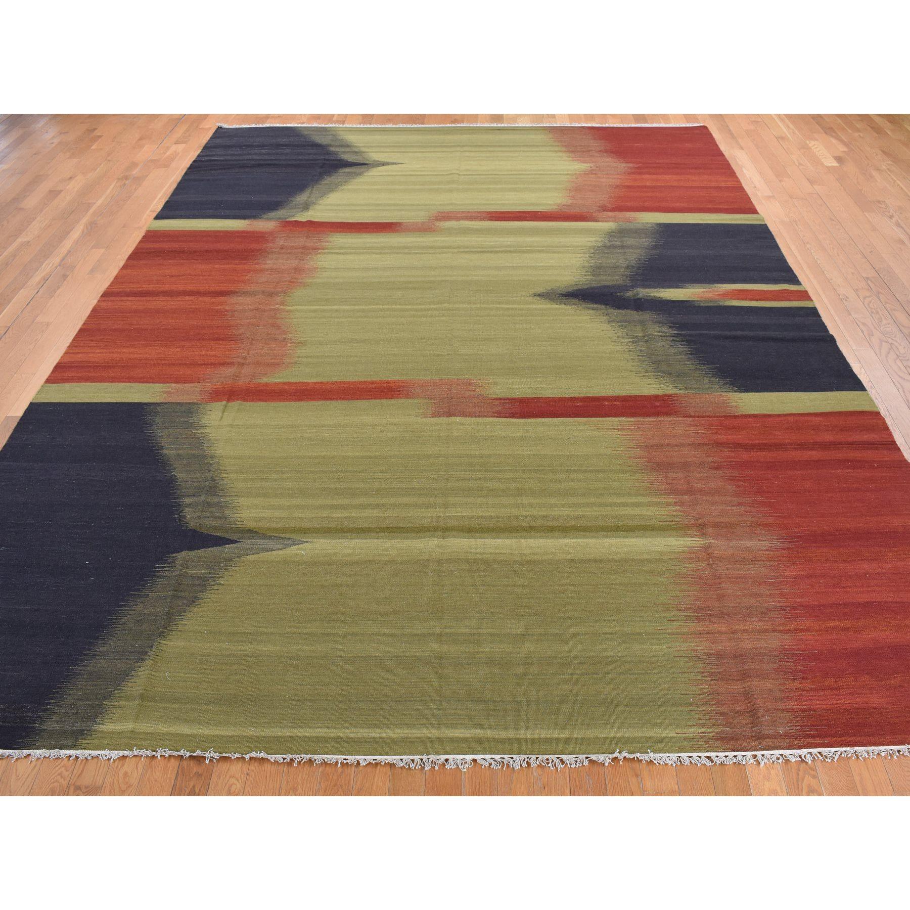 Old Moss Green, Flach von Hand gewebt, Zeitgenössisches Kilim-Design, 100% Wolle, Flachgewebe, Orientteppich
Primäre MATERIALIEN: Wolle
Latex: Kein Flor 
Höhe: 0,25 Zoll
Stil: Traditionell
Grundfarbe: Grün
Sekundärfarben: Rot, Blau
Muster: