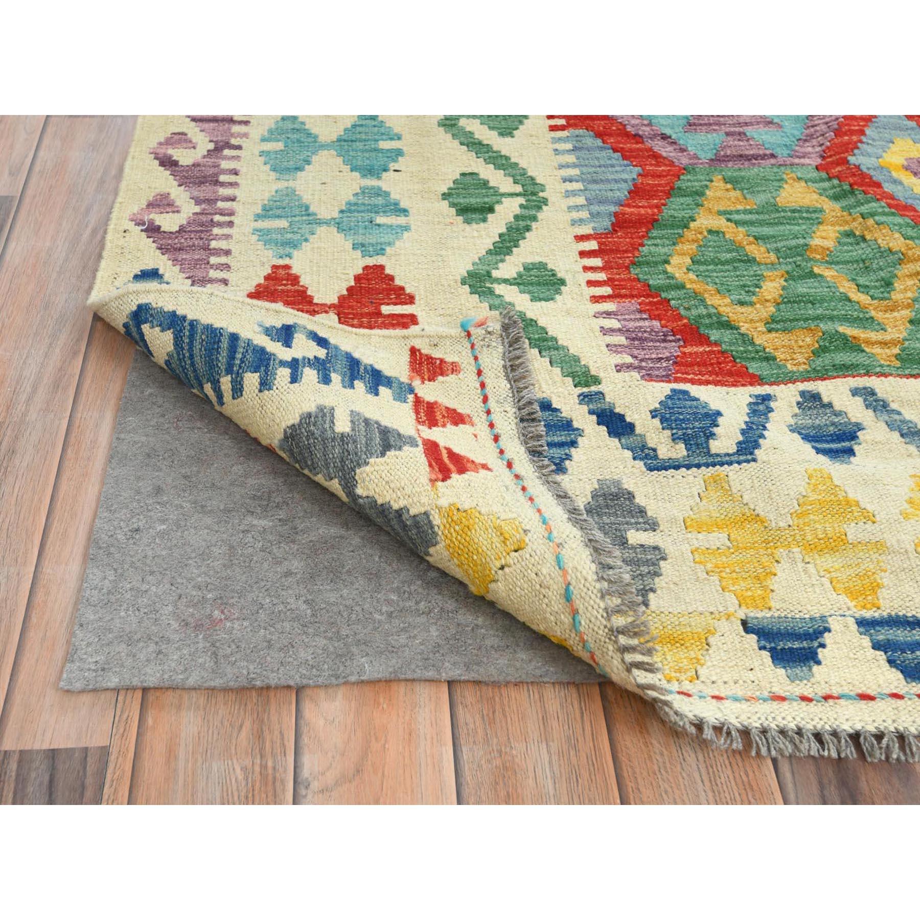 Si tratta di un vero e proprio Kilim afgano colorato e tessuto a mano con design geometrico, a trama piatta con tinture vegetali e lana vibrante, reversibile e di grandi dimensioni. È stata tessuta per mesi e mesi secondo una tecnica artigianale