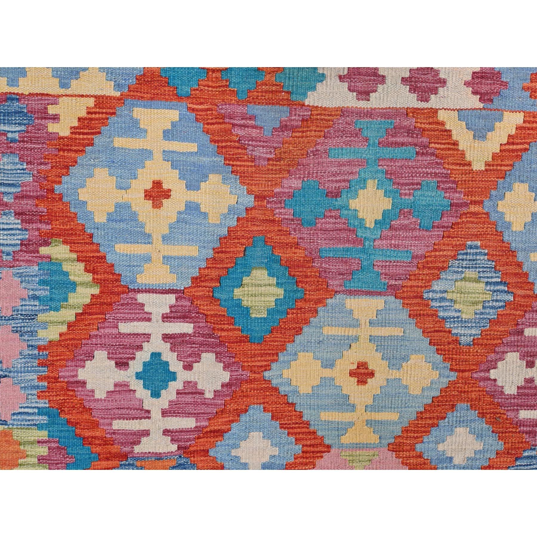 Il s'agit d'un véritable tapis d'Orient, unique en son genre, tissé à la main en pure laine colorée et teintée à la végé, un Rug & Kilim afghan avec un motif géométrique tissé à plat, réversible et surdimensionné. Il a été tissé pendant des mois et