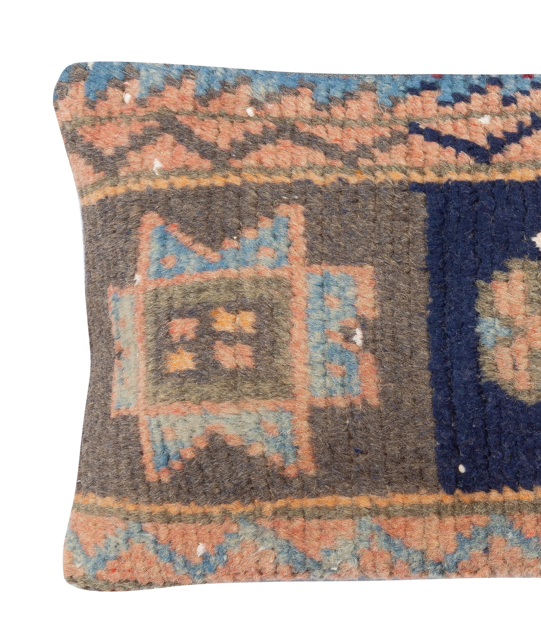 Añade un toque de historia y calidez a tu espacio con esta funda de cojín vintage hecha a mano en lana turca. Elaboradas a partir de auténticas alfombras turcas anudadas a mano, cada pieza es única, con intrincados dibujos y ricos colores que