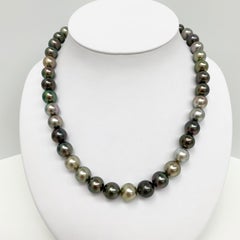Collier de perles multicolores de Tahiti linéaires avec fermoir en or