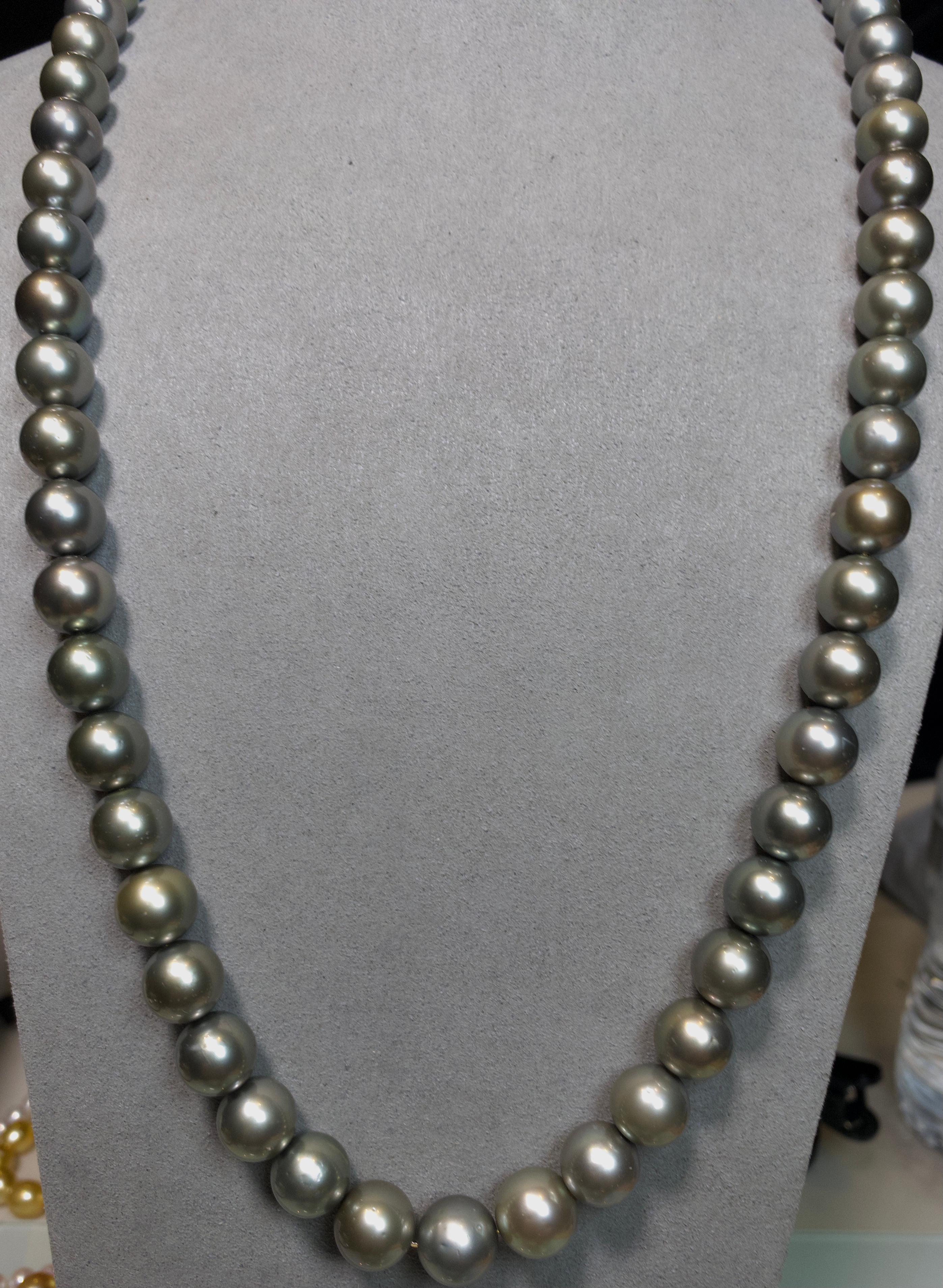 Contemporary Grey Colour Silver Tone Tahitian Pearl Necklace with 18k Gold Clasp For Sale