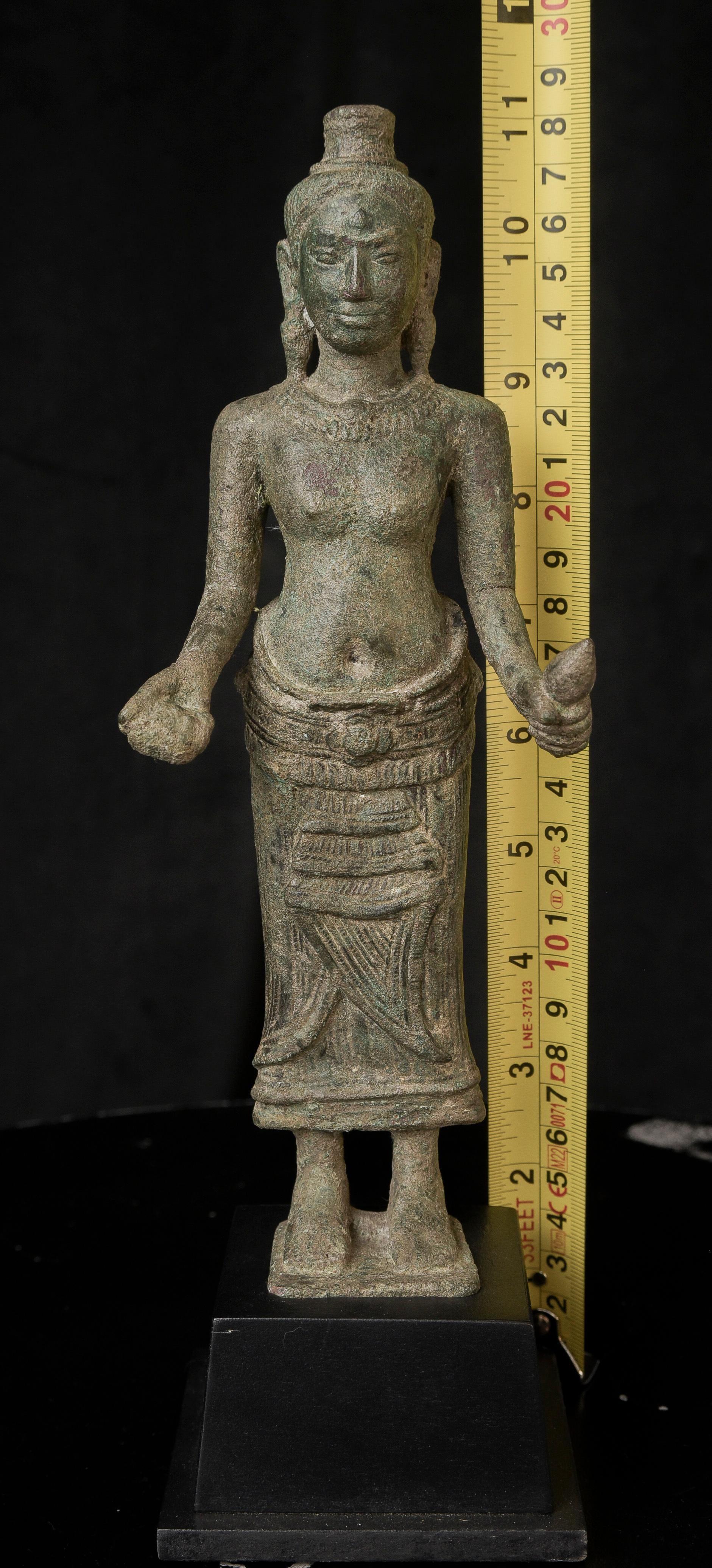 Très belle statue d'Uma en bronze cambodgienne des XIe-XIIIe siècles, remarquable pour sa sculpture raffinée, son expression sereine et sa forte présence spirituelle. Cette figurine en fonte massive se distingue par son exceptionnelle complétude et