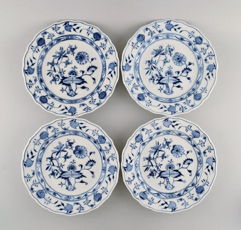 11 antique Meissen blue onion dinner plates in hand-painted porcelain. 
Approx. 1900.
Measure: Diameter: 25 cm.
In excellent condition.
Stamped.
1st factory quality.