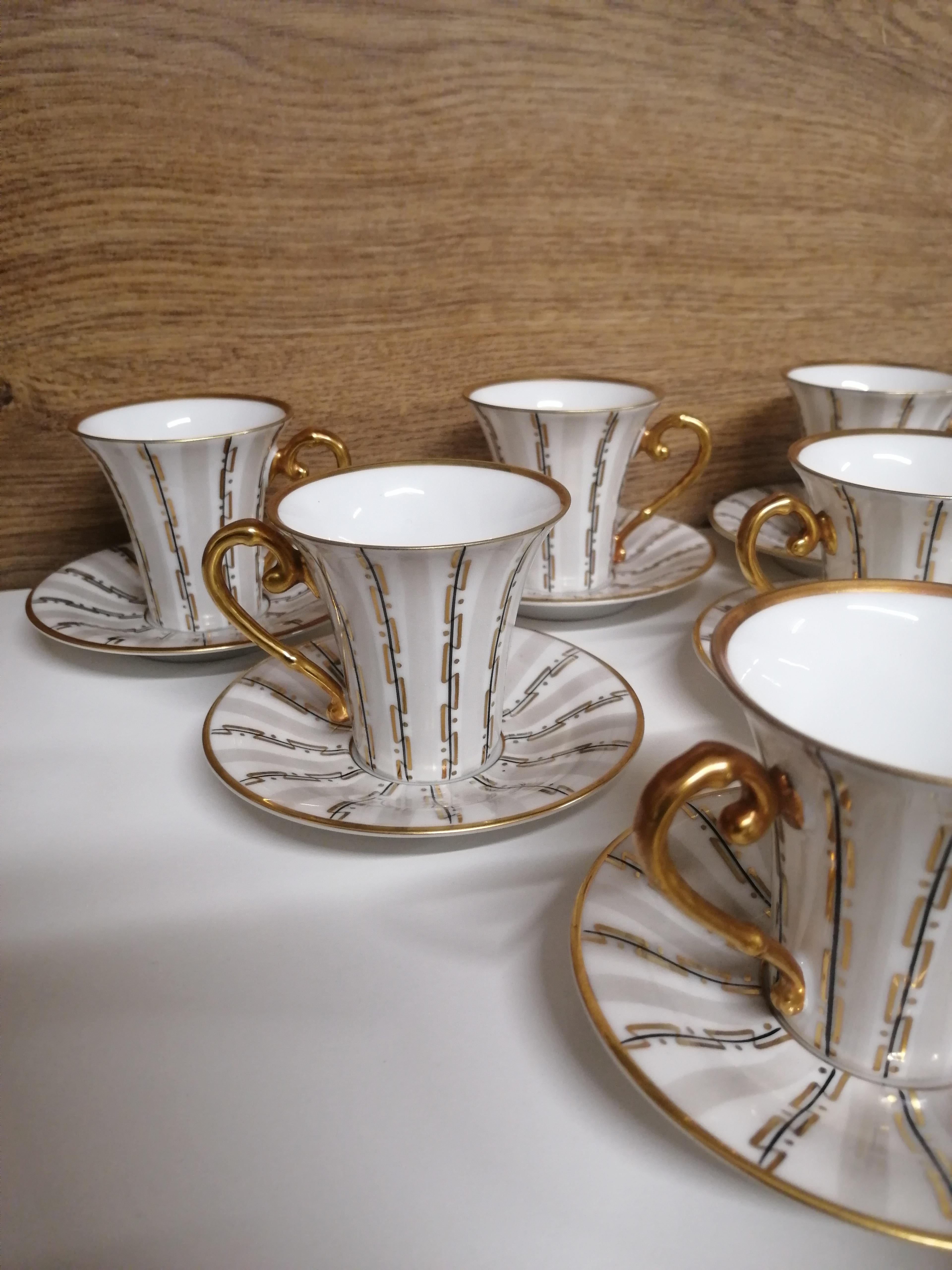 11 Art Deco Hutschenreuther cups.

Measures: A cup with a diameter of 6.3 cm
Height: 6 cm

Saucer
Diameter 10 cm.







