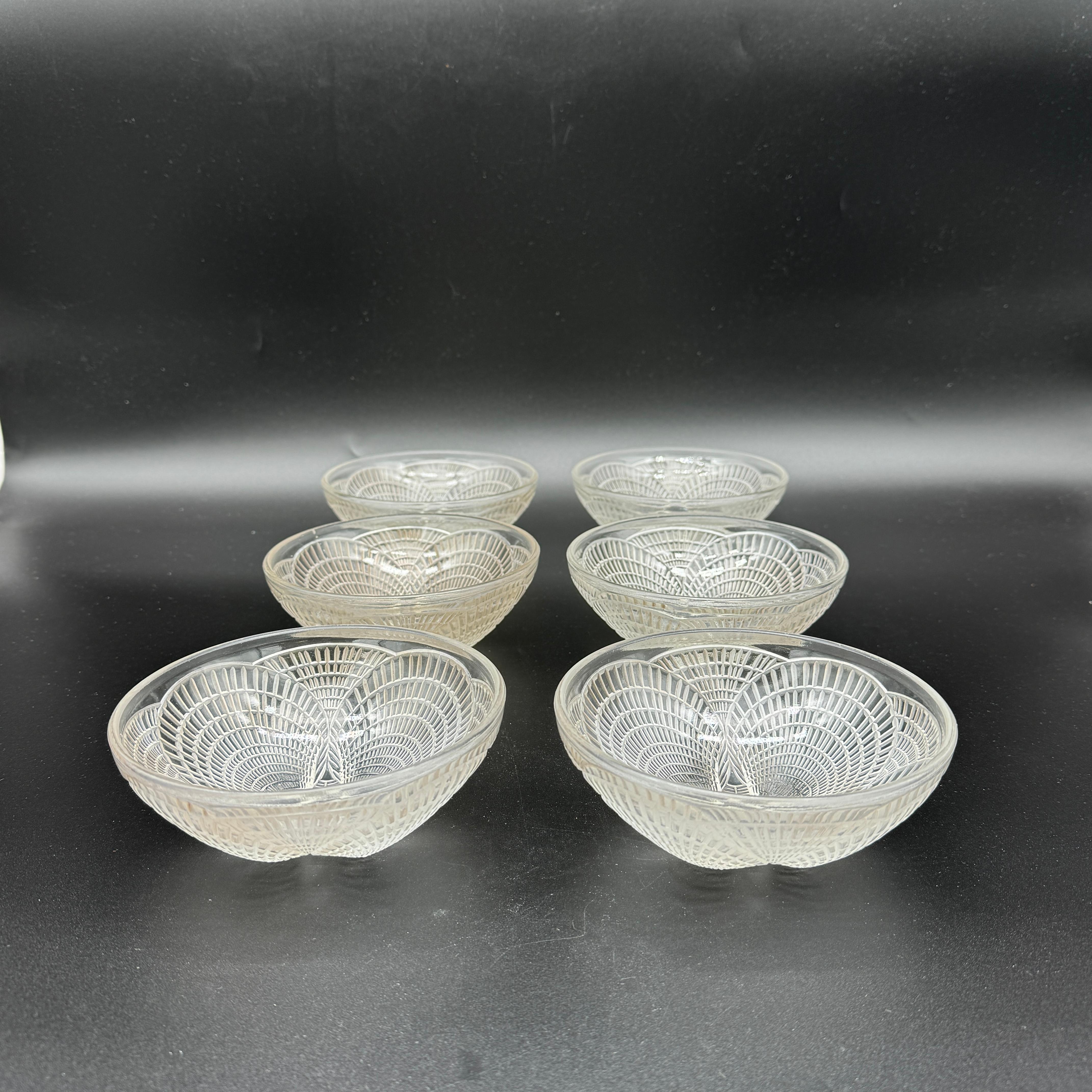 A very popular table set by R.Lalique designed in the 1930tys in white molded glass.

The bowls are all signed R.Lalique and are in fine condition .

The are decorated with Shellls.

The Shell table set was made of dishes, bowls , plates and ceiling