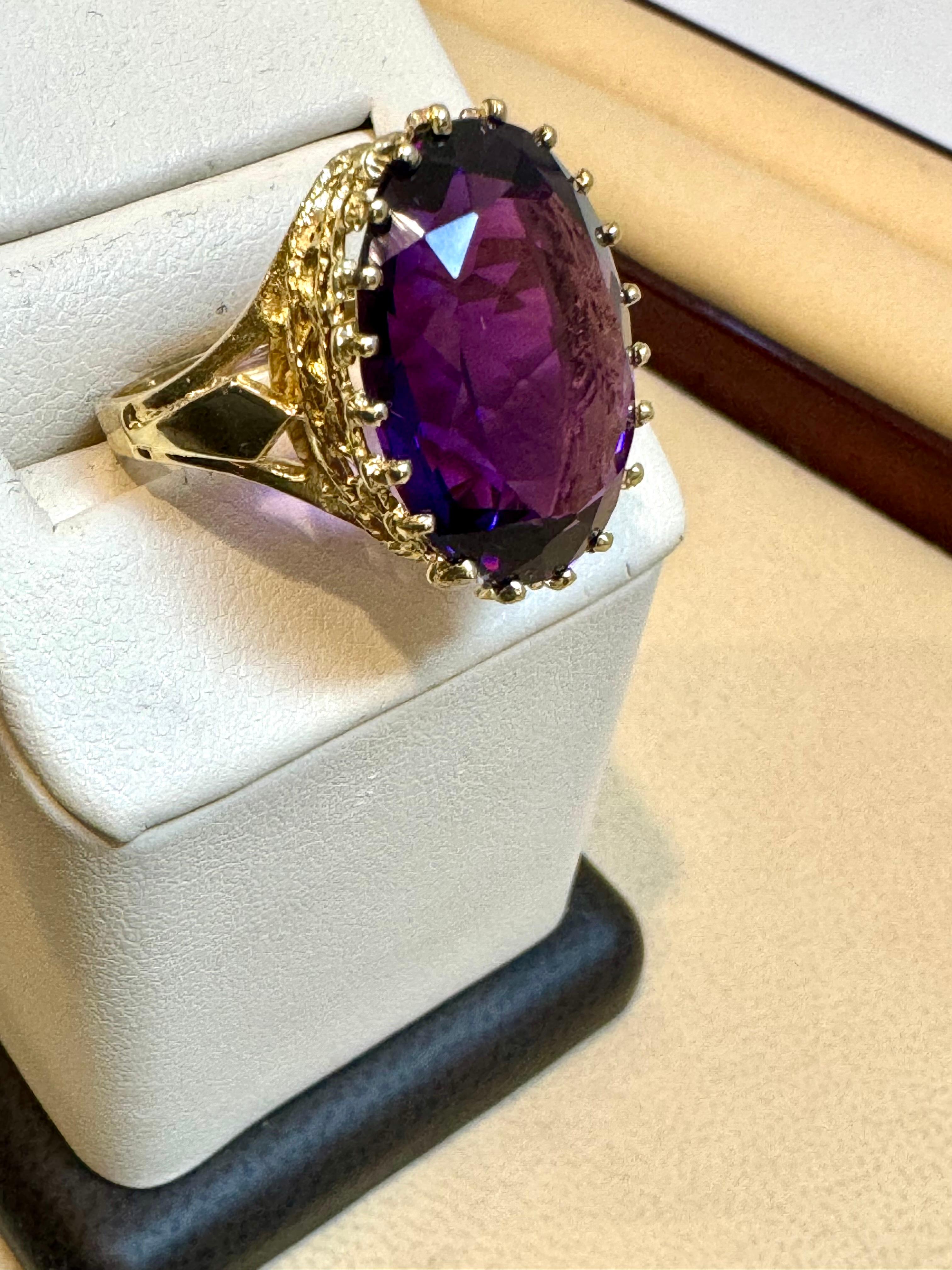 11 Carat Amethyst Cocktail Ring in 14 Karat Yellow Gold  7.2 GmSize 5.25 In Excellent Condition For Sale In New York, NY