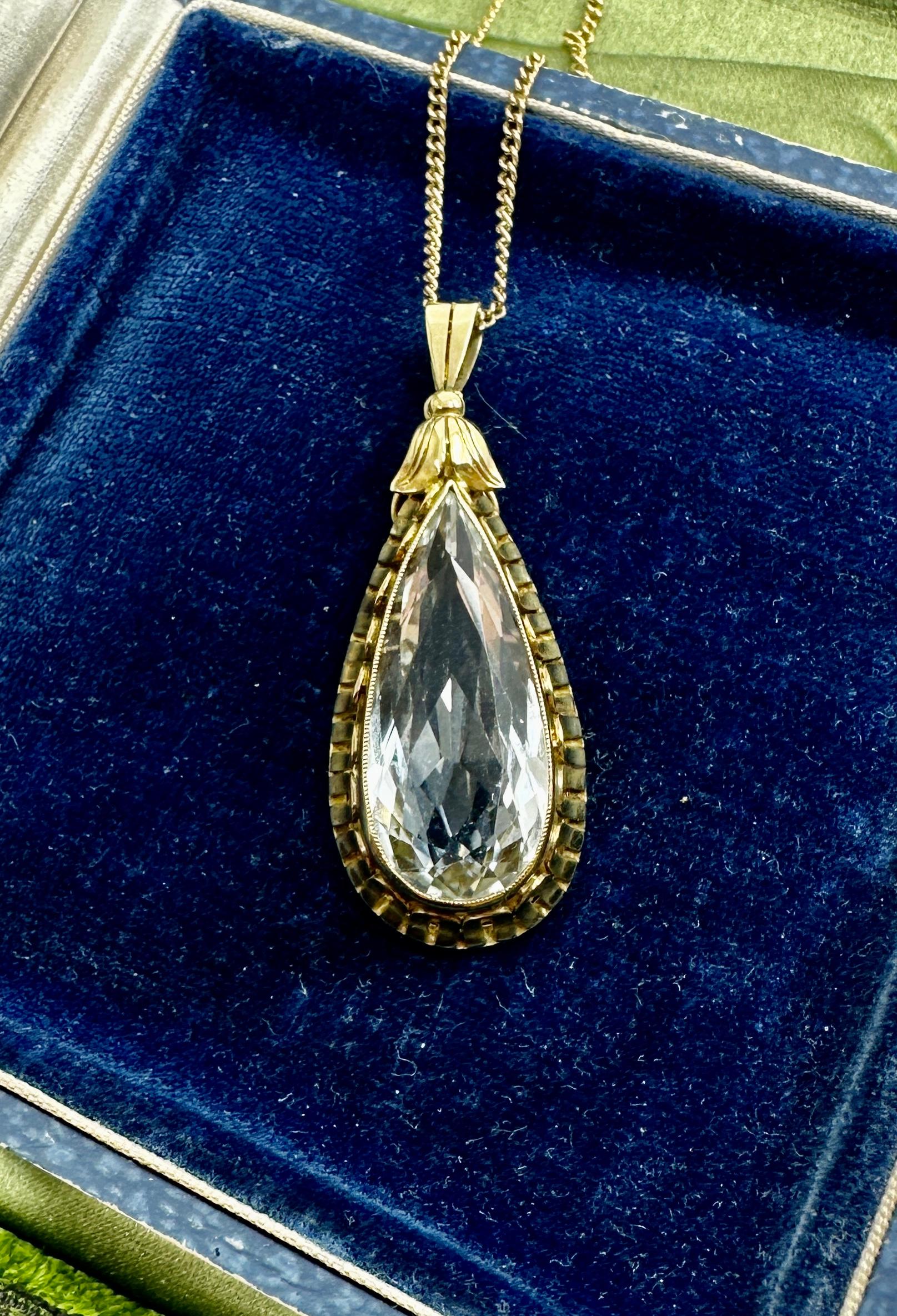 Ciondolo di acquamarina da 11 carati Arte Deco Collana a forma di pera Oro Antiques in vendita 4