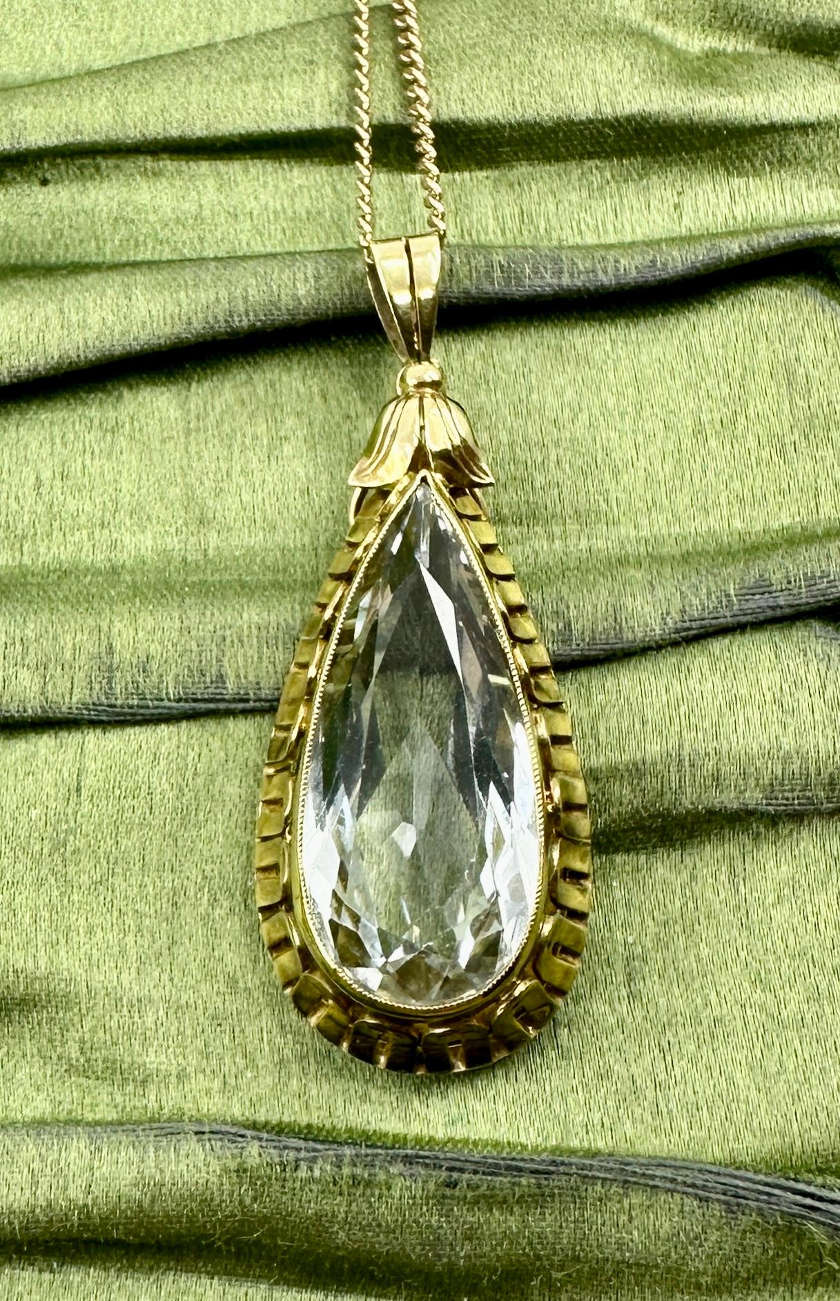 Ciondolo di acquamarina da 11 carati Arte Deco Collana a forma di pera Oro Antiques in vendita 6