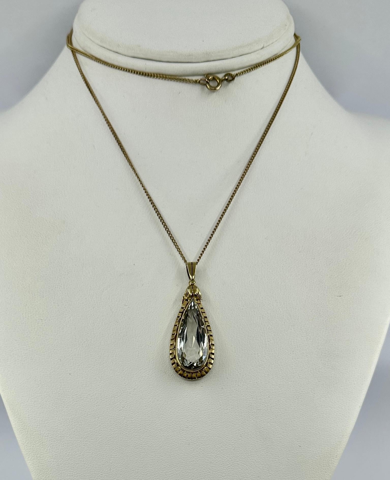 Ciondolo di acquamarina da 11 carati Arte Deco Collana a forma di pera Oro Antiques in vendita 11