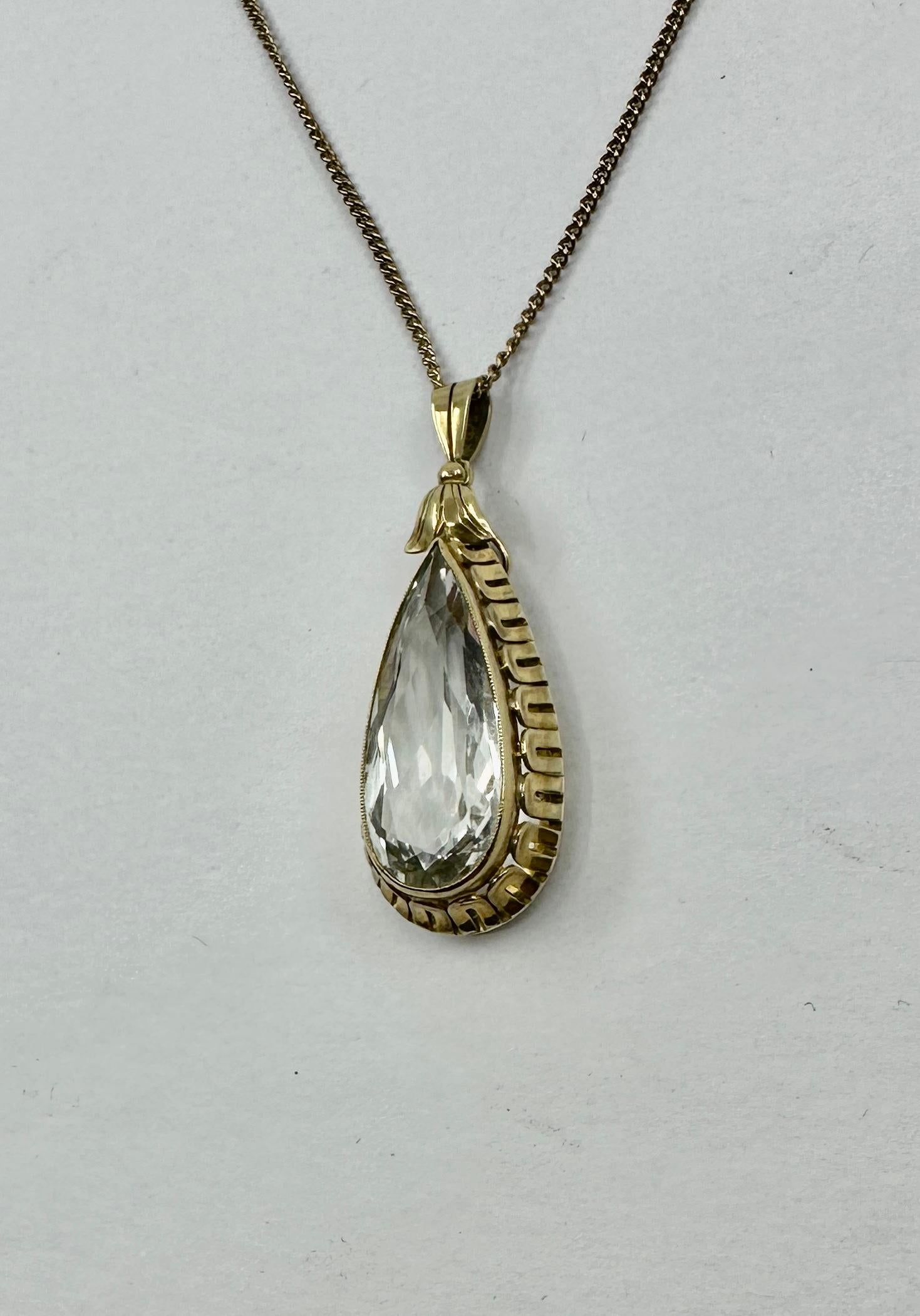 Ciondolo di acquamarina da 11 carati Arte Deco Collana a forma di pera Oro Antiques in vendita 3