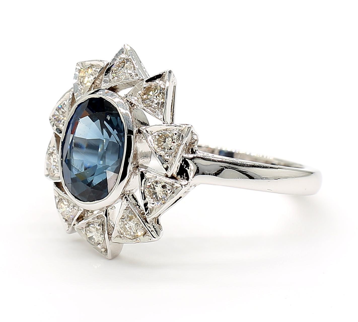 Taglio ovale 1.1 Carat Blue Sapphire and Diamond 18K Gold Ring in vendita
