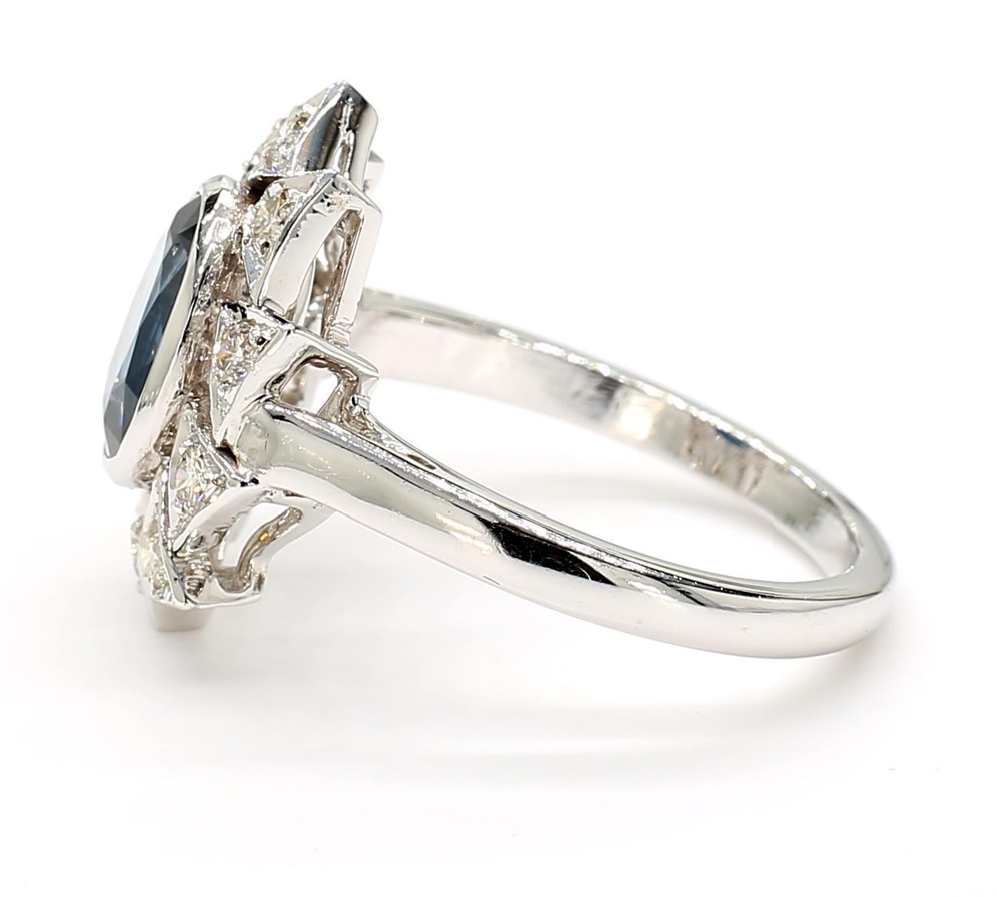 1.1 Carat Blue Sapphire and Diamond 18K Gold Ring In condizioni Nuovo in vendita a New York, NY