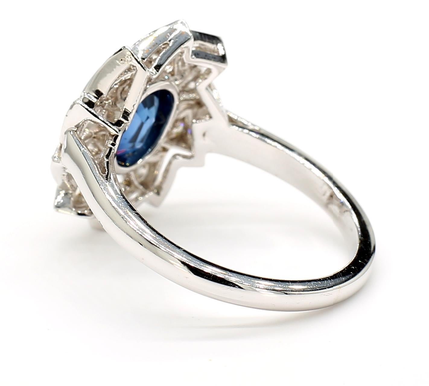 da uomo o donna 1.1 Carat Blue Sapphire and Diamond 18K Gold Ring in vendita