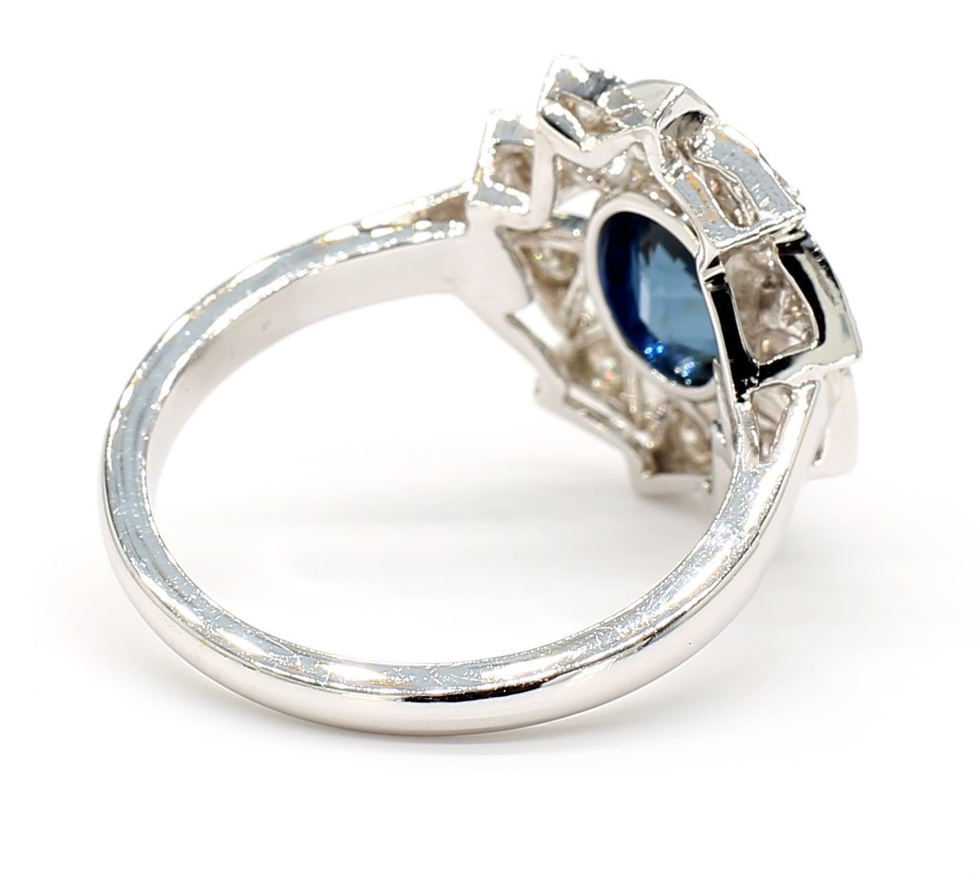 1.1 Carat Blue Sapphire and Diamond 18K Gold Ring in vendita 2