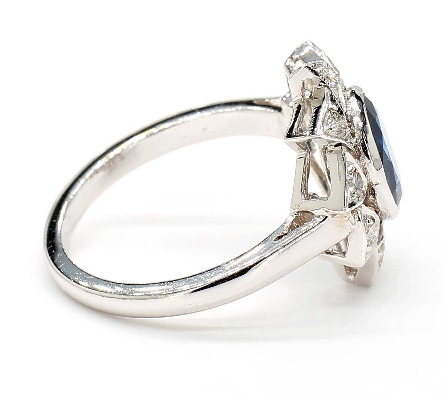 1.1 Carat Blue Sapphire and Diamond 18K Gold Ring in vendita 3