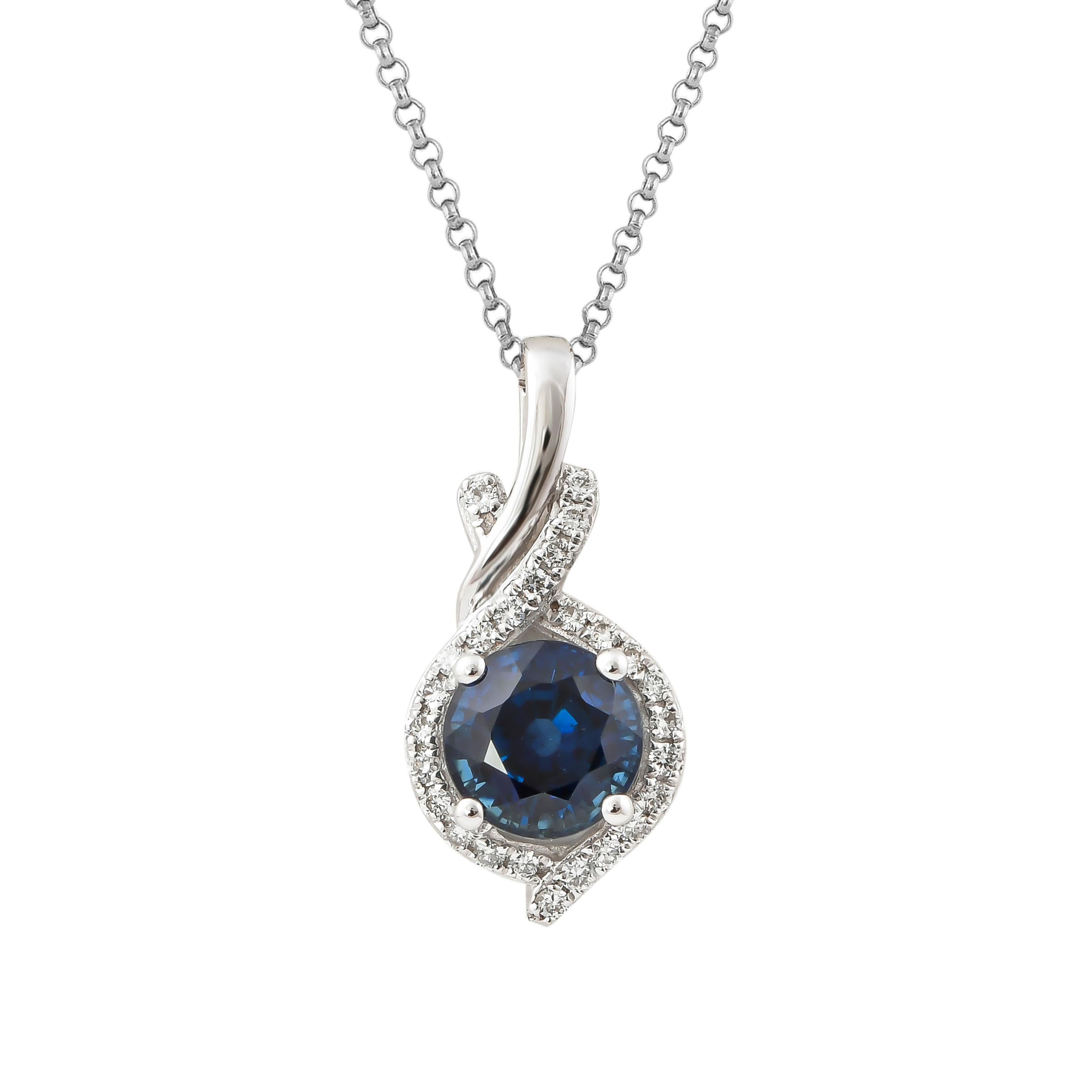 Cette collection présente une sélection de bijoux délicats avec des saphirs bleus et des diamants. Ces saphirs bleus proviennent de Madagascar et présentent une teinte bleue intense. Agrémentées de diamants, ces pièces minimales peuvent être