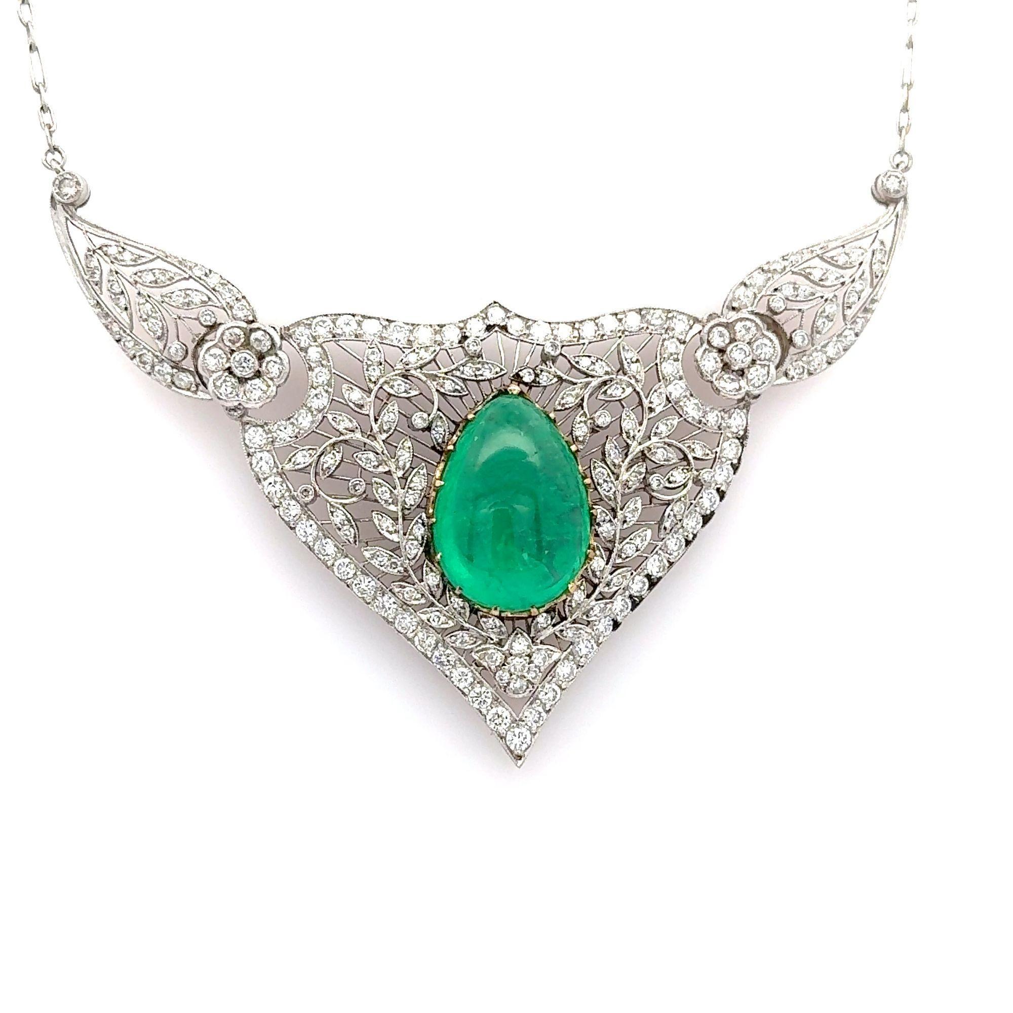 11 Carati Smeraldo Cabochon Collana floreale in filigrana di platino di epoca tardo-retrò in vendita 4