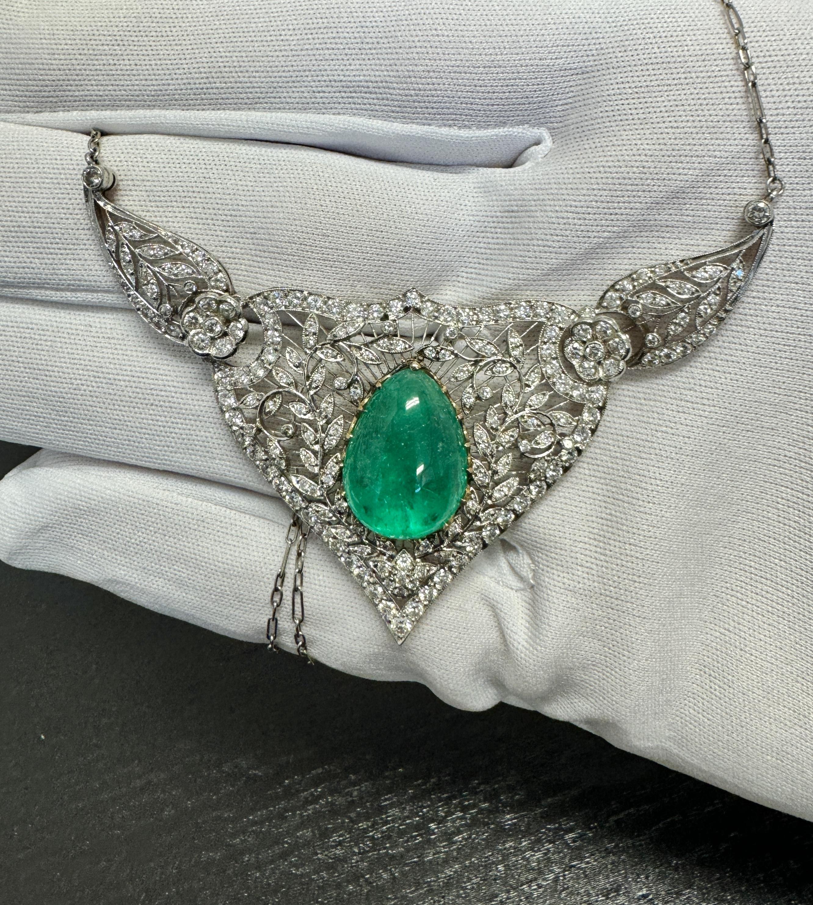 Vintage Art Nouveau Style 11 Carat Colombian Cabochon Cut Drop Emerald and Diamond Floral Filigree and Milgrain Finish Platinum Pendant Necklace. 

Probabilmente risale all'epoca tardo-retrò, circa il 1960.

Dettagli:
Tipo di articolo: Collana con