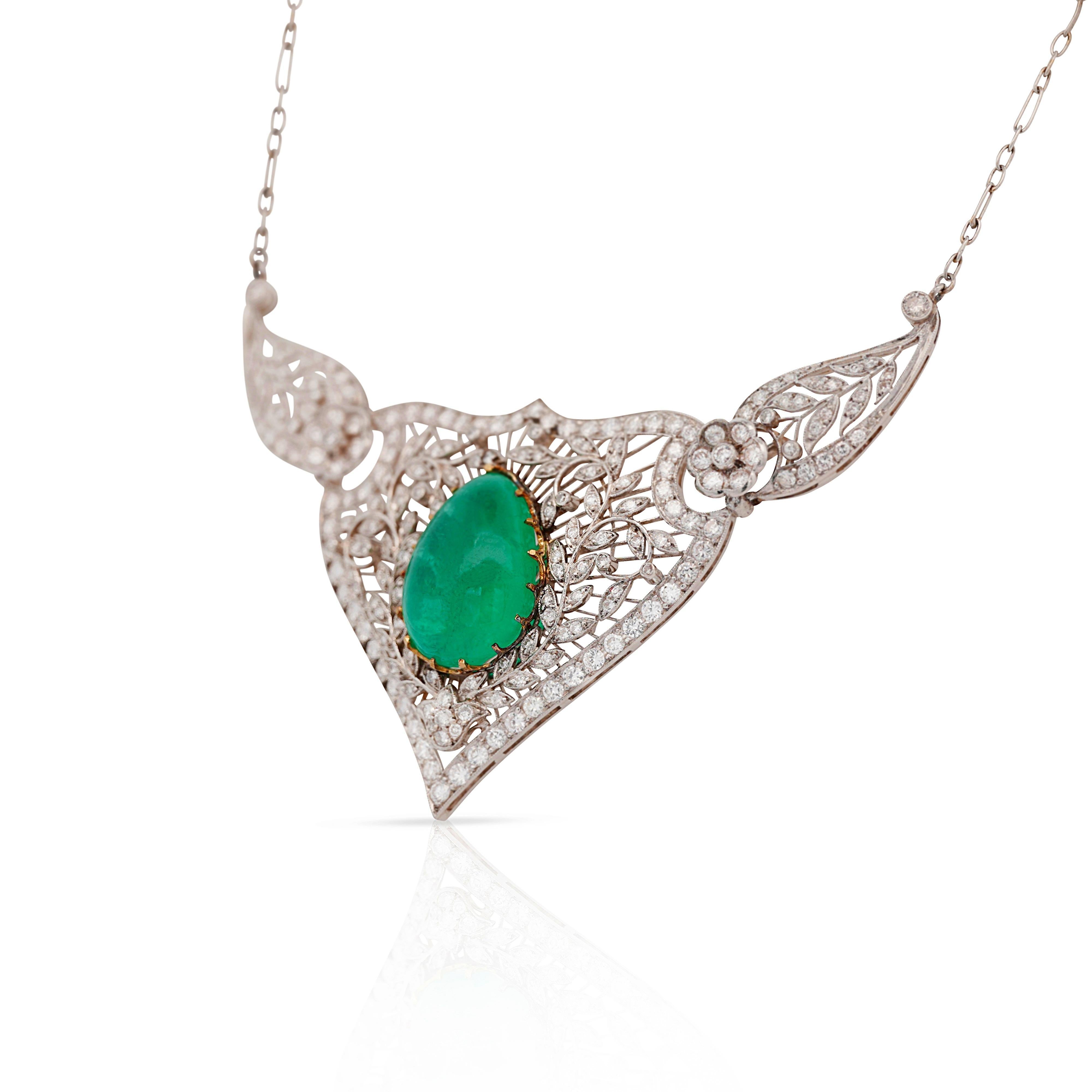 Art Nouveau 11 Carati Smeraldo Cabochon Collana floreale in filigrana di platino di epoca tardo-retrò in vendita