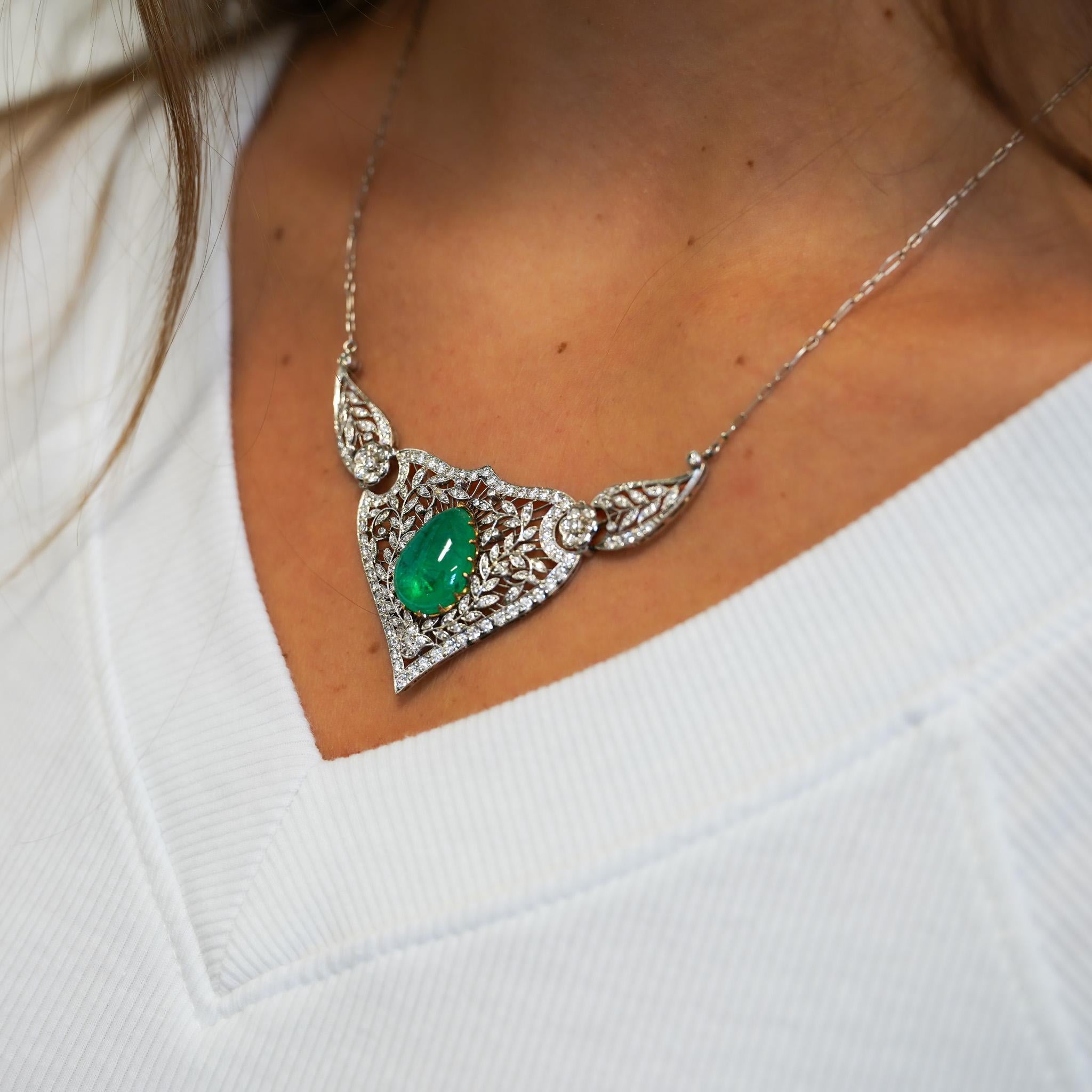 11 Carati Smeraldo Cabochon Collana floreale in filigrana di platino di epoca tardo-retrò In condizioni ottime in vendita a Miami, FL