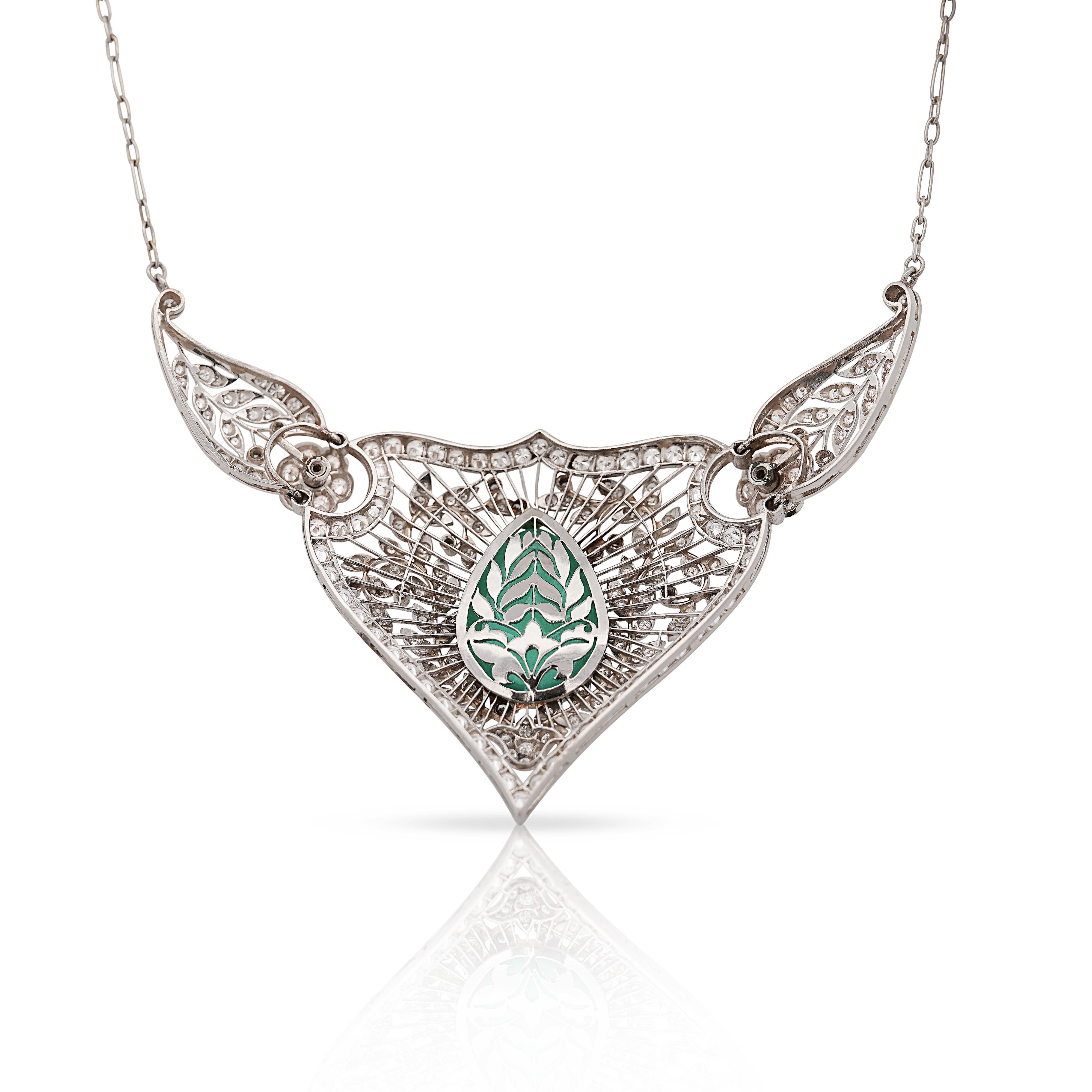 Donna 11 Carati Smeraldo Cabochon Collana floreale in filigrana di platino di epoca tardo-retrò in vendita