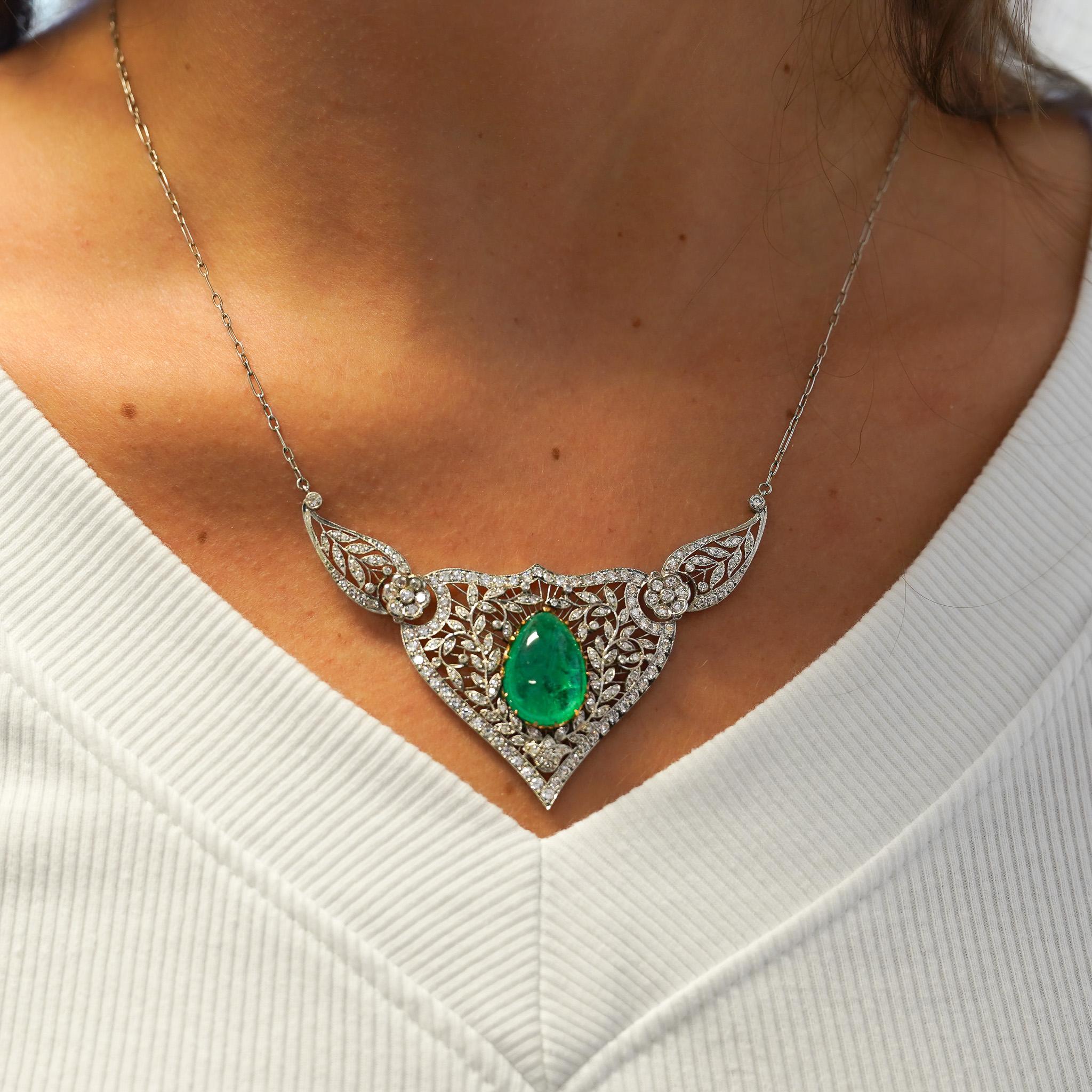 11 Carati Smeraldo Cabochon Collana floreale in filigrana di platino di epoca tardo-retrò in vendita 1