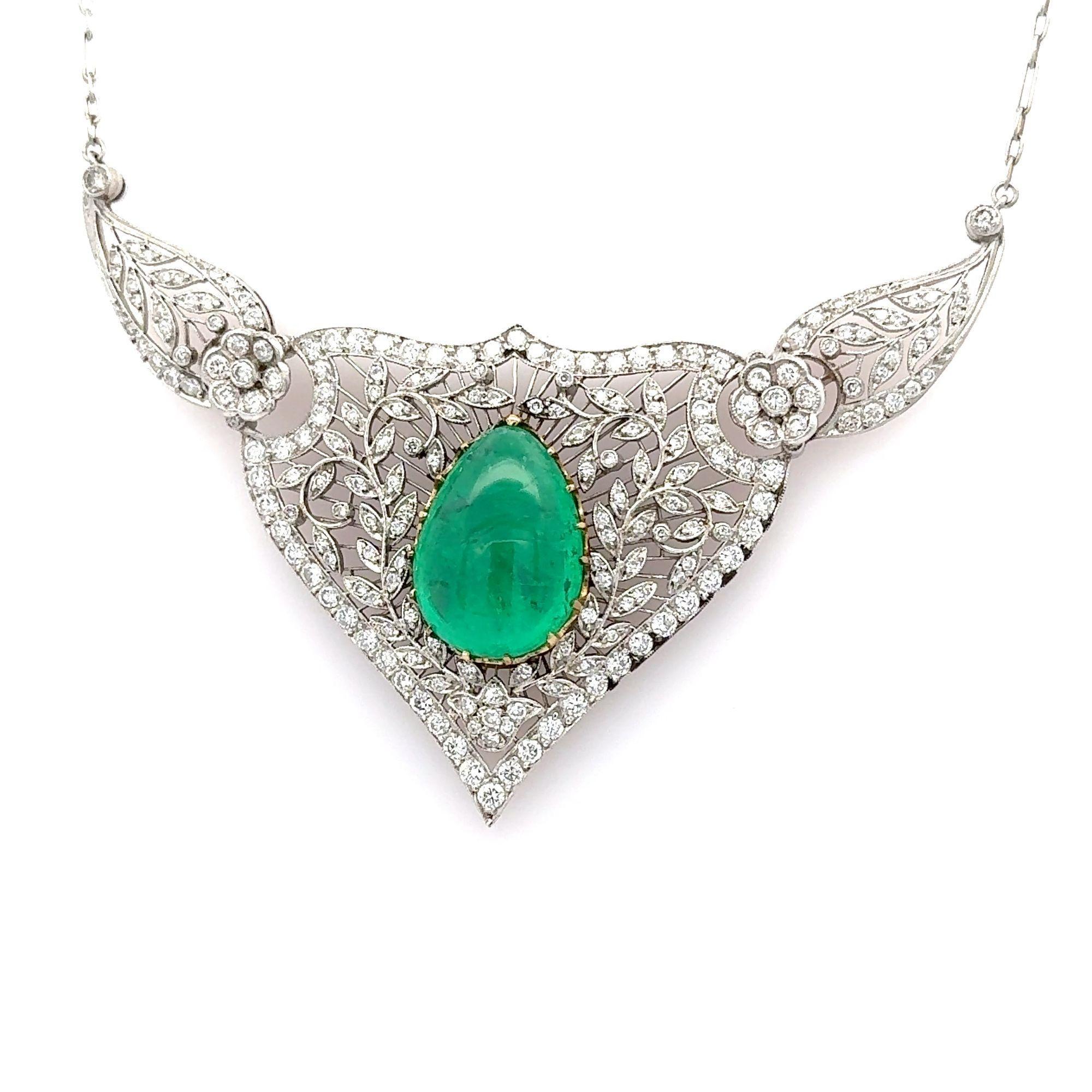 11 Carati Smeraldo Cabochon Collana floreale in filigrana di platino di epoca tardo-retrò in vendita 2