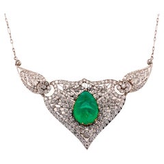 11 Carati Smeraldo Cabochon Collana floreale in filigrana di platino di epoca tardo-retrò