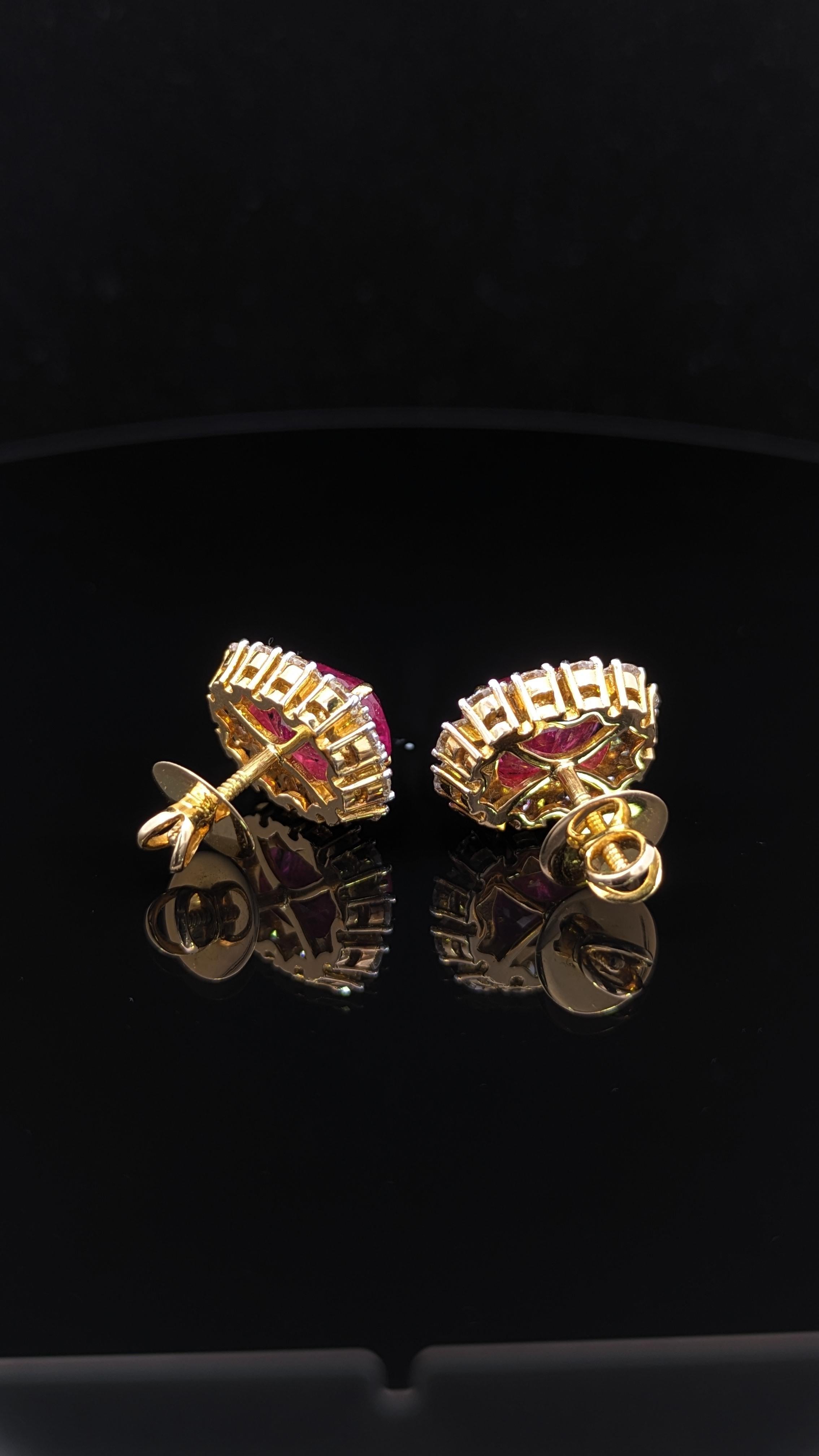 Taille ovale Boucles d'oreilles en or 18 carats, rubis de Birmanie naturel certifié de 11 carats et diamants en vente
