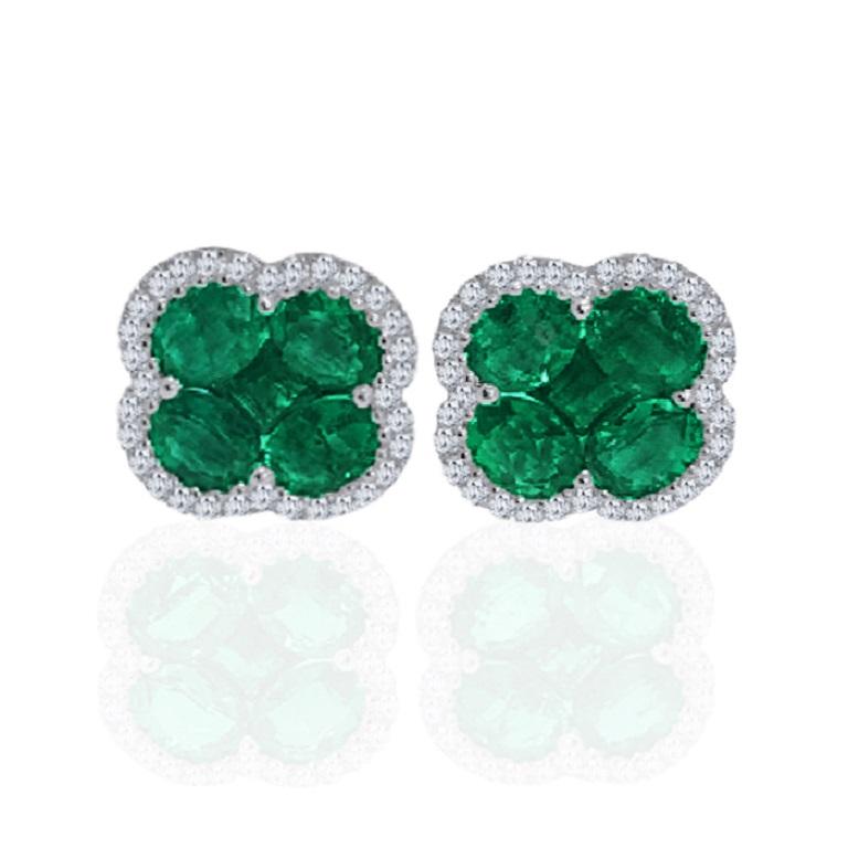 Questi orecchini a perno presentano un centro a grappolo di smeraldi verdi brillanti a forma di trifoglio (peso approssimativo di 1,10 carati), circondati da un'aureola di diamanti bianchi rotondi (peso approssimativo di 0,25 carati). Il mosaico è