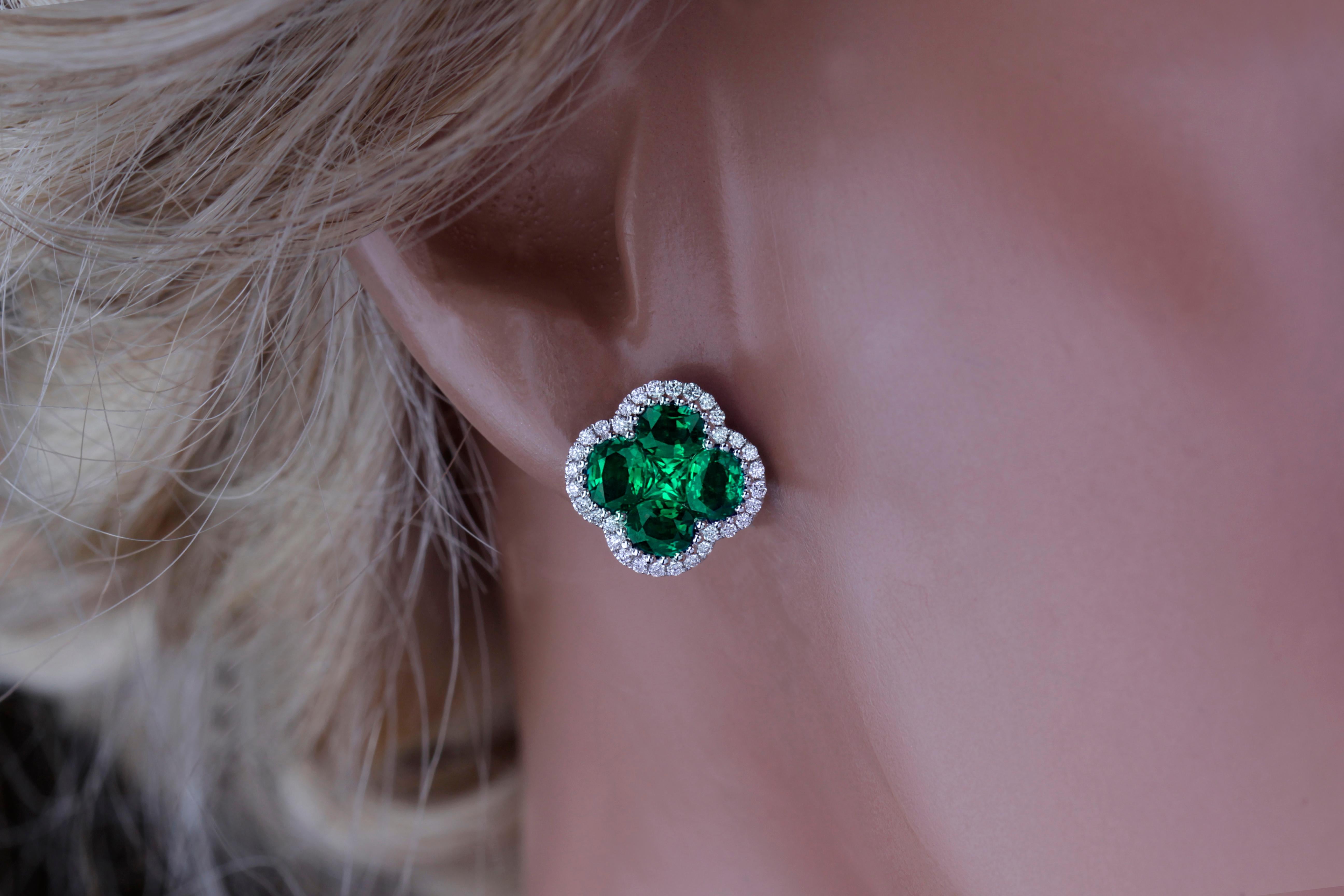 Contemporaneo 1.1 Carat Clover Cluster Fine Emerald Stud Earrings in 0.25 Ct Dia Halo ref443 in vendita