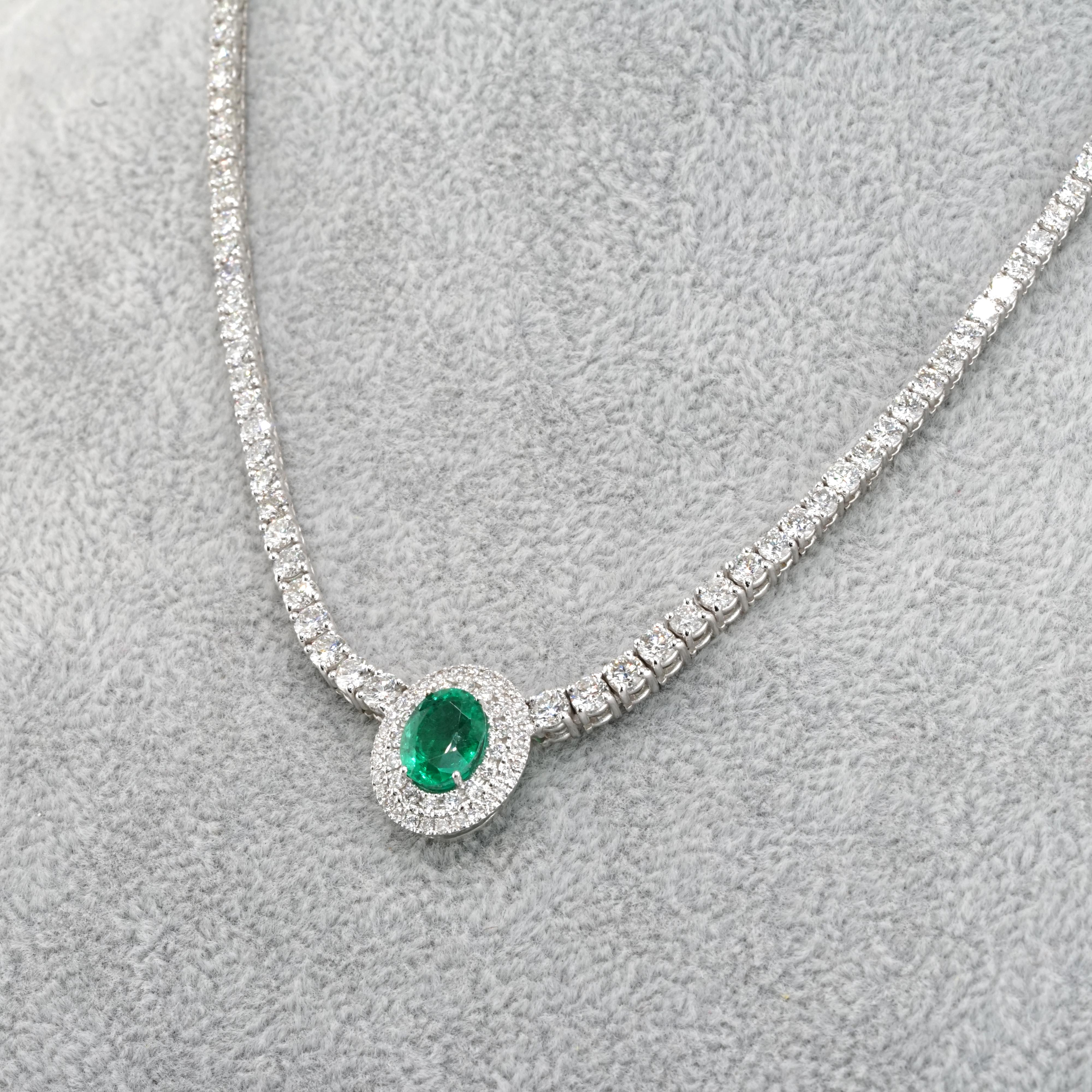 11 Carat Diamond & 2.31 Carat Green Oval Emerald 18K Gold Pendant Necklace  In New Condition For Sale In Rome, IT