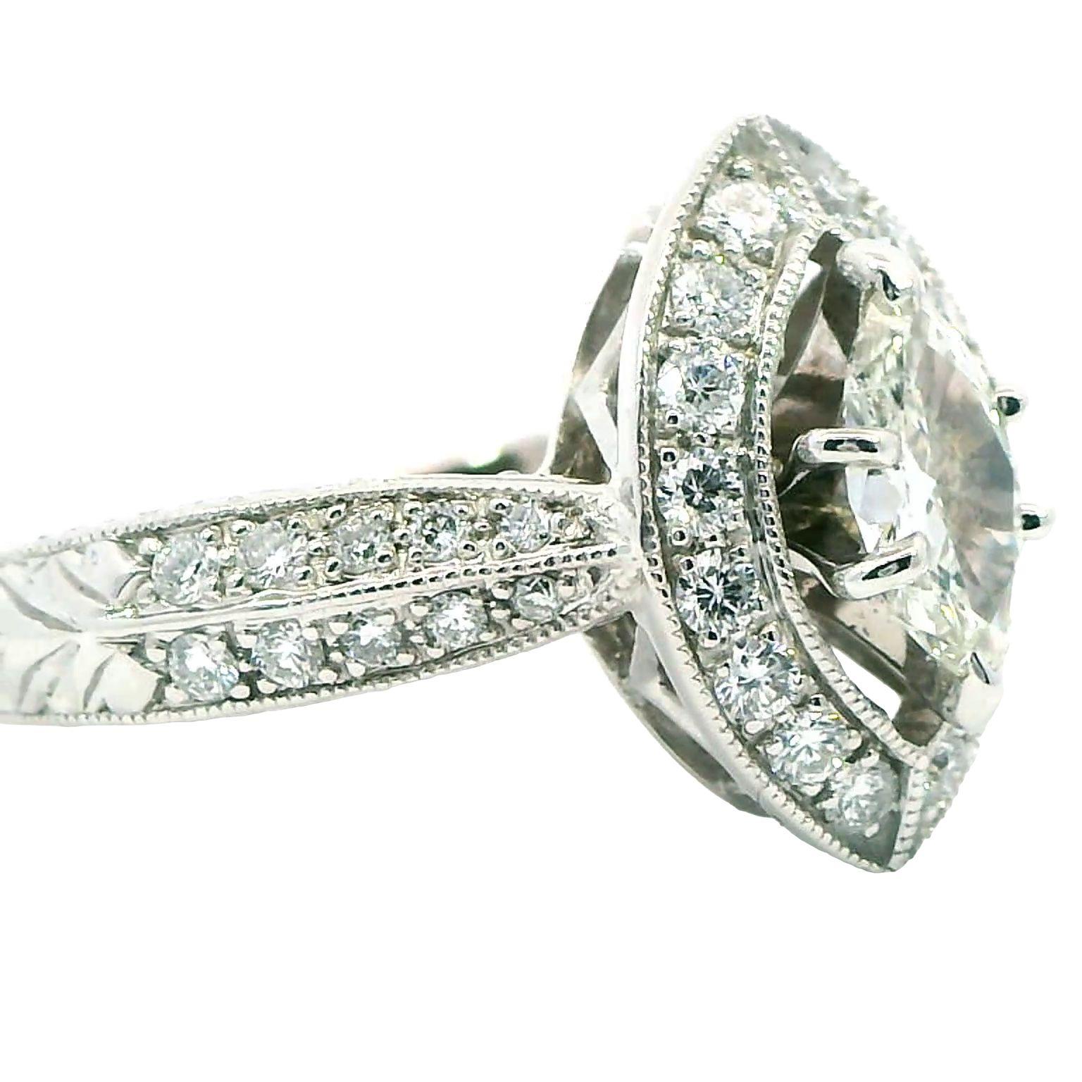 Erhöhen Sie Ihren Stil mit unserem 1,1 Karat Marquise Cluster Ring, eine schillernde Verkörperung von Raffinesse und Glamour. Dieser exquisite Ring besticht durch eine Gruppe von Marquise-Diamanten mit einem Gesamtgewicht von 1,01 Karat, die mit