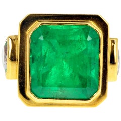 11 Carat Emerald and Morganite 18 Karat Yellow Gold Handmade Ring