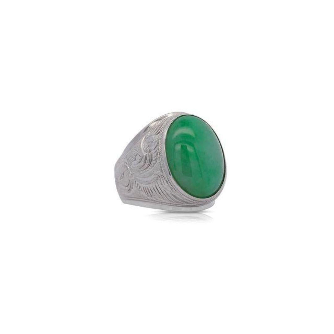 Dieser wunderschöne, schlichte Solitärring ist ein zeitloses Statement von großer Klasse. Im Mittelpunkt steht ein atemberaubender, unbehandelter Jadeit der Güteklasse A mit 11,05 Karat, der vom HK Jade and Stone Lab zertifiziert wurde. Ovaler