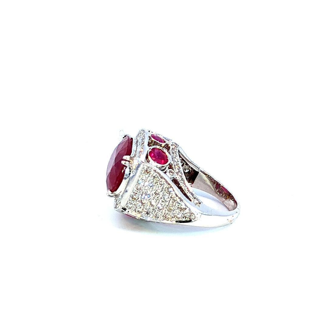 Voici notre exquise bague en rubis, une magnifique combinaison de l'allure ardente des rubis et de l'éclat éblouissant des diamants. Cette bague méticuleusement réalisée en or 18 carats est un symbole d'opulence et de sophistication, destinée à