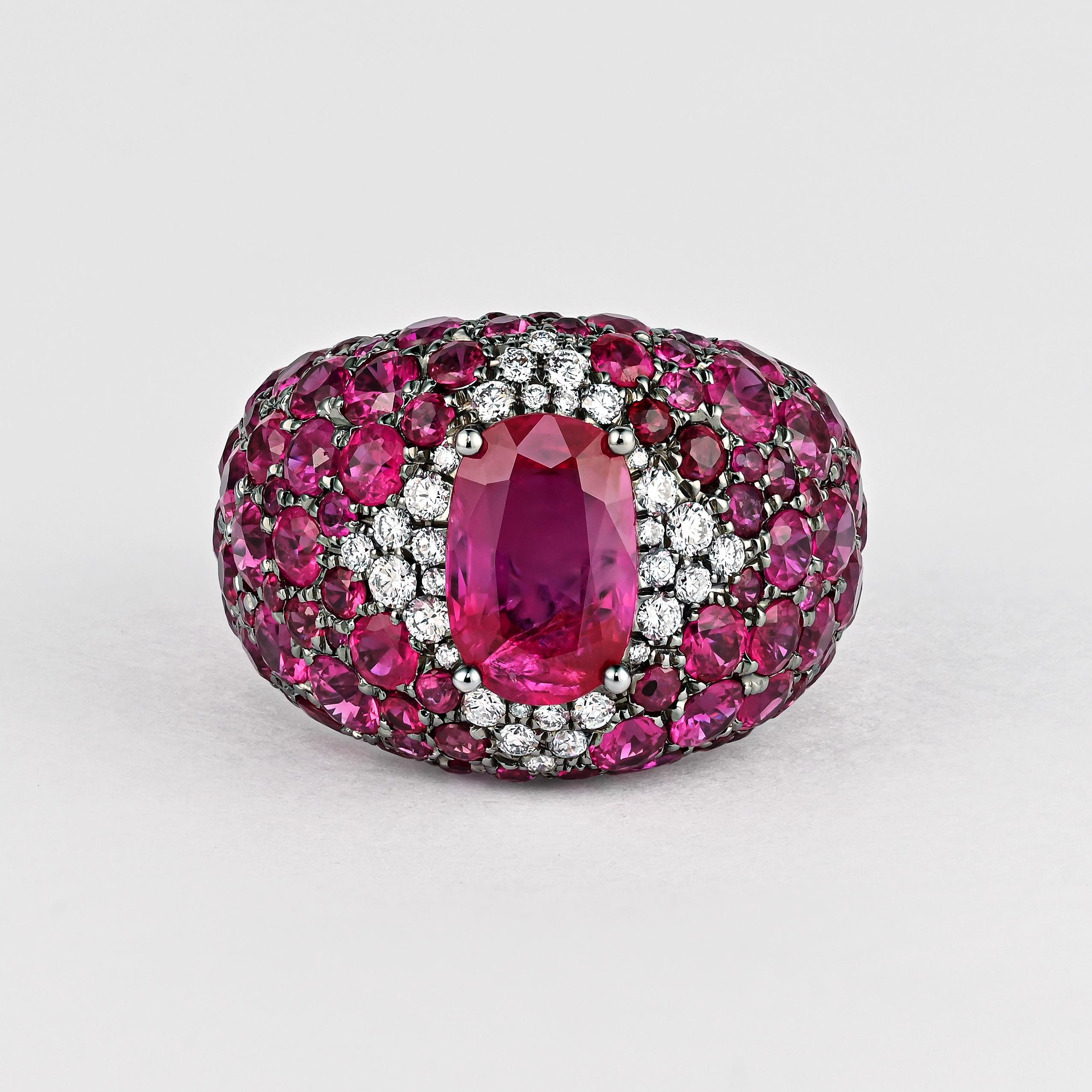 Engarzado en oro blanco de 18 quilates, este anillo centra un Rubí de Birmania Rojo Rosáceo de talla ovalada de 2,48 quilates certificado GRS sin tratamiento térmico. Adornada con 117 rubíes talla redonda (8,19 ct) y 32 diamantes talla redonda (0,33
