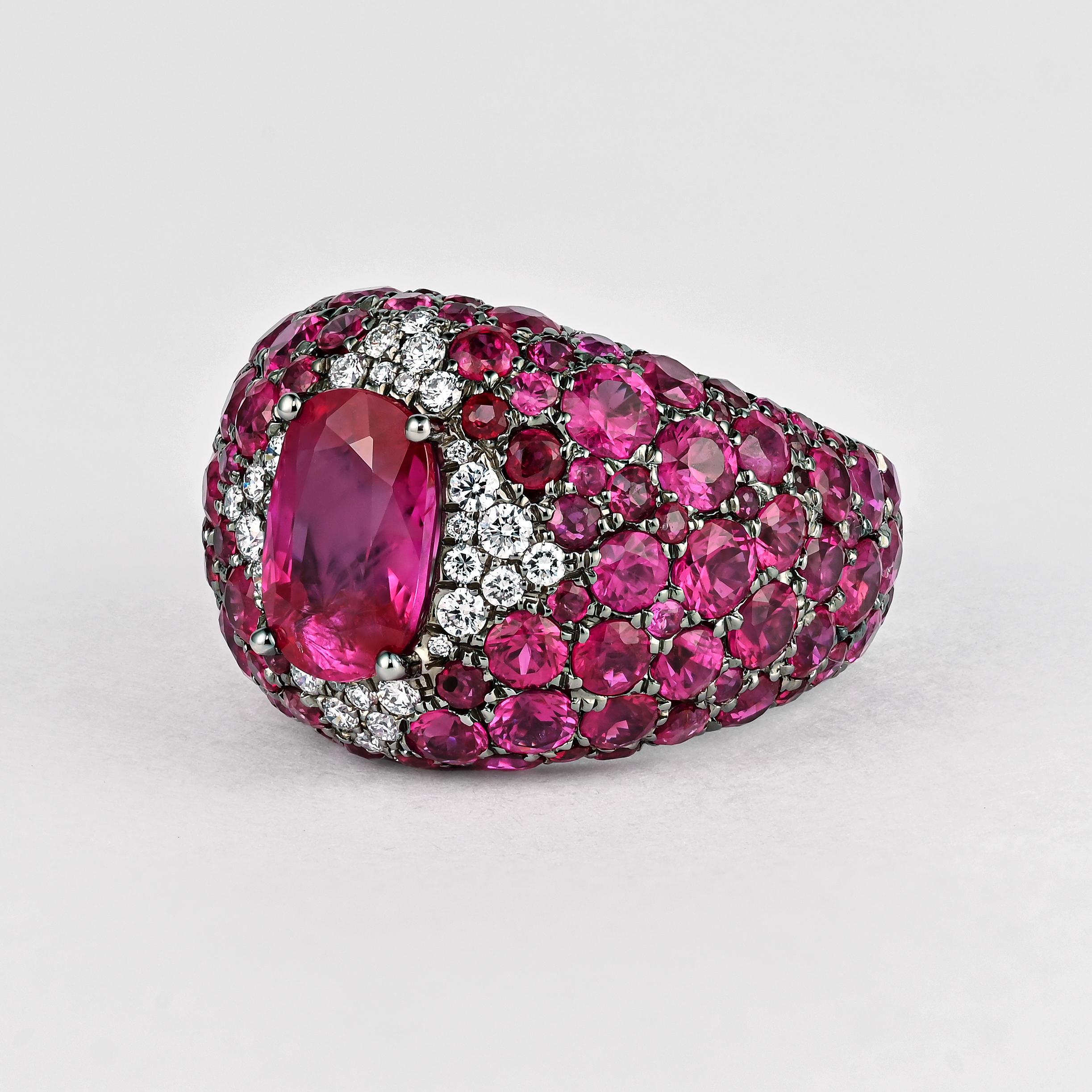 Anillo Cúpula de Rubí Rosa de Birmania de Corte Oval de 11 Quilates y Racimo de Diamantes Corte brillante en venta