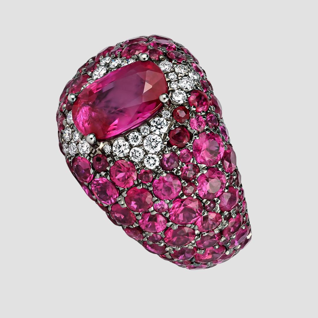 Anillo Cúpula de Rubí Rosa de Birmania de Corte Oval de 11 Quilates y Racimo de Diamantes en Excelente estado para la venta en Miami, FL