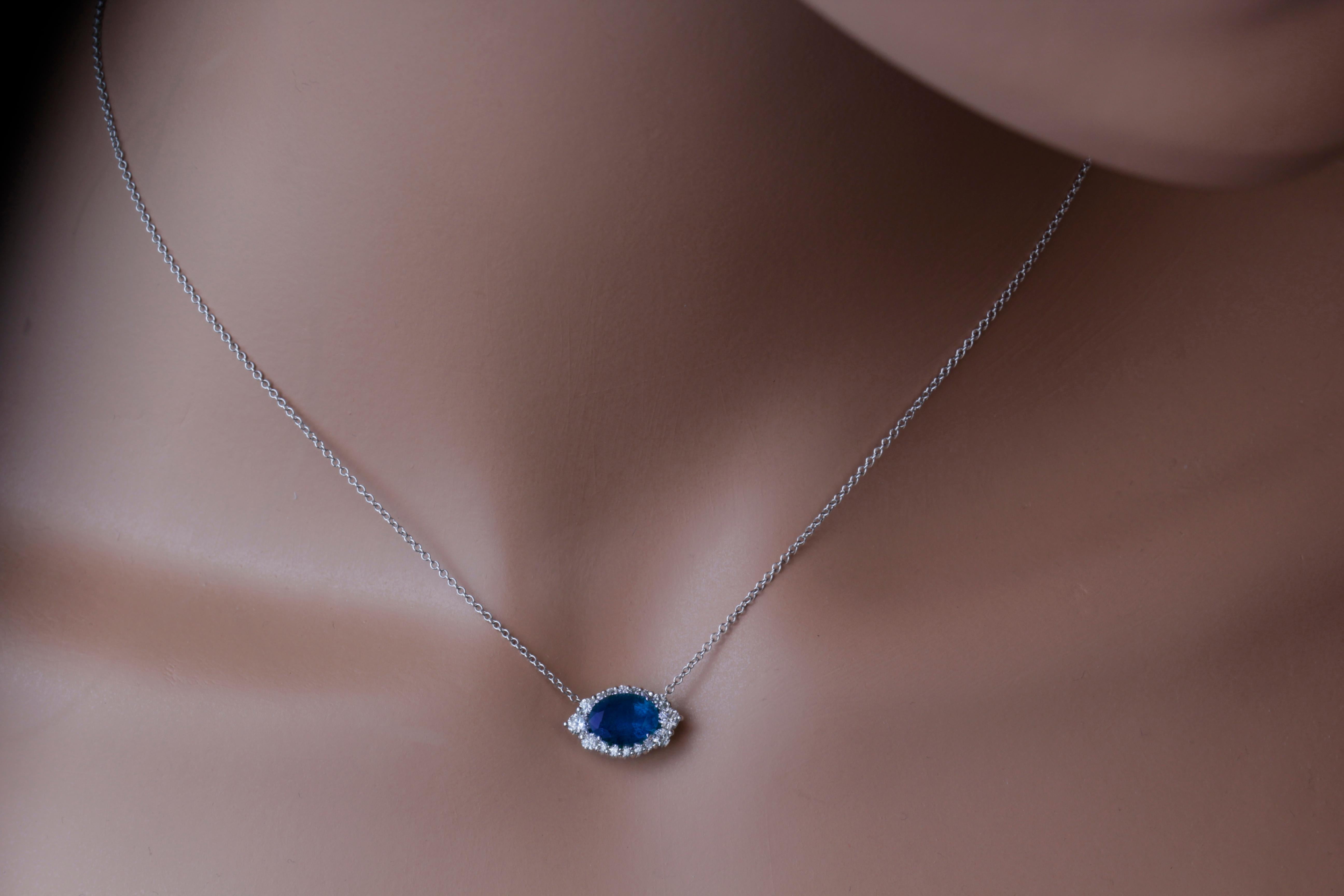 Pendentif saphir ovale 1,1 carat avec halo diamant 0,40 carat en 18k blanc ref923 Pour femmes en vente